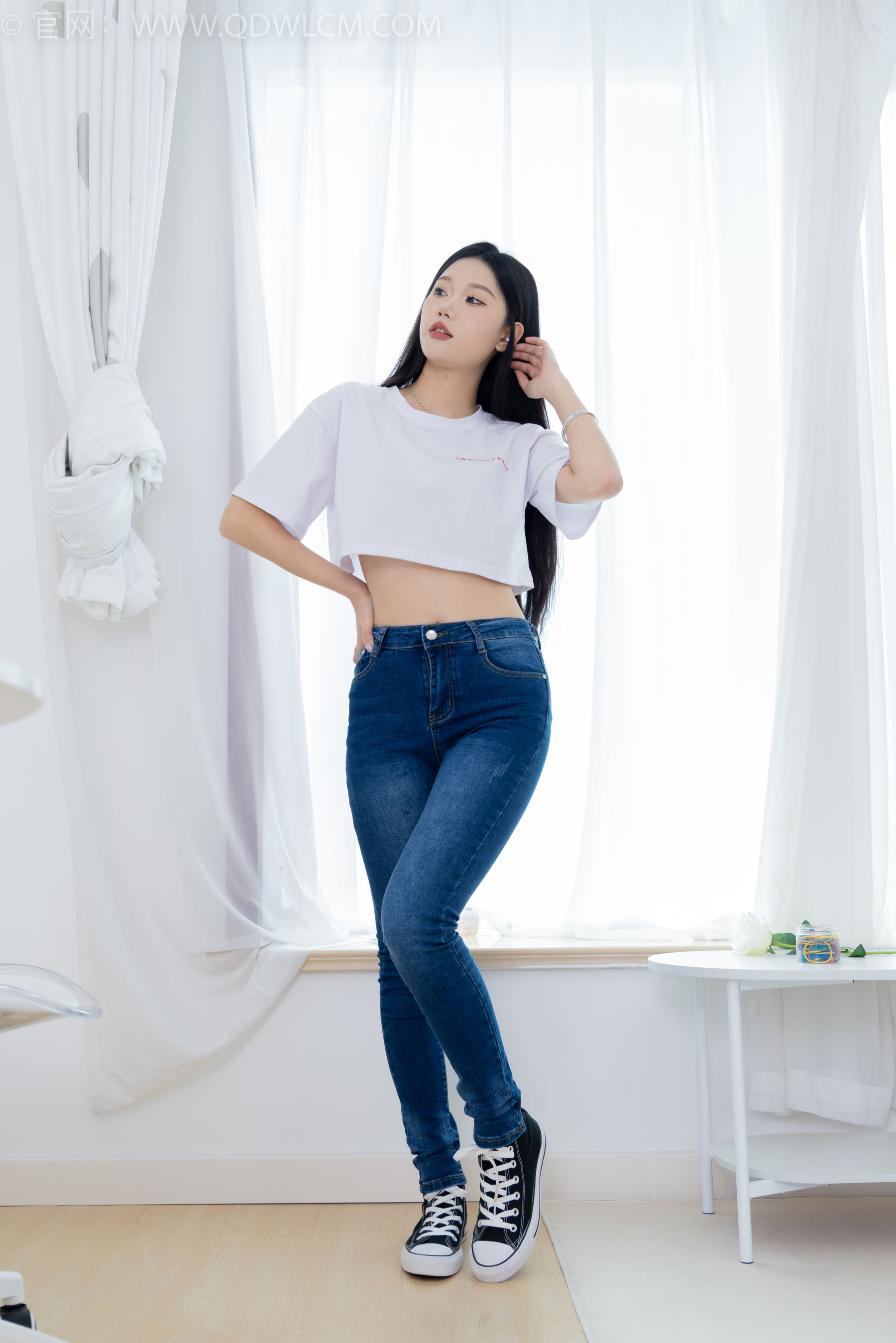 物恋传媒 No.2293 小竹 - 匡威帆布鞋、粉色船袜、肚子疼揉肚子剧情