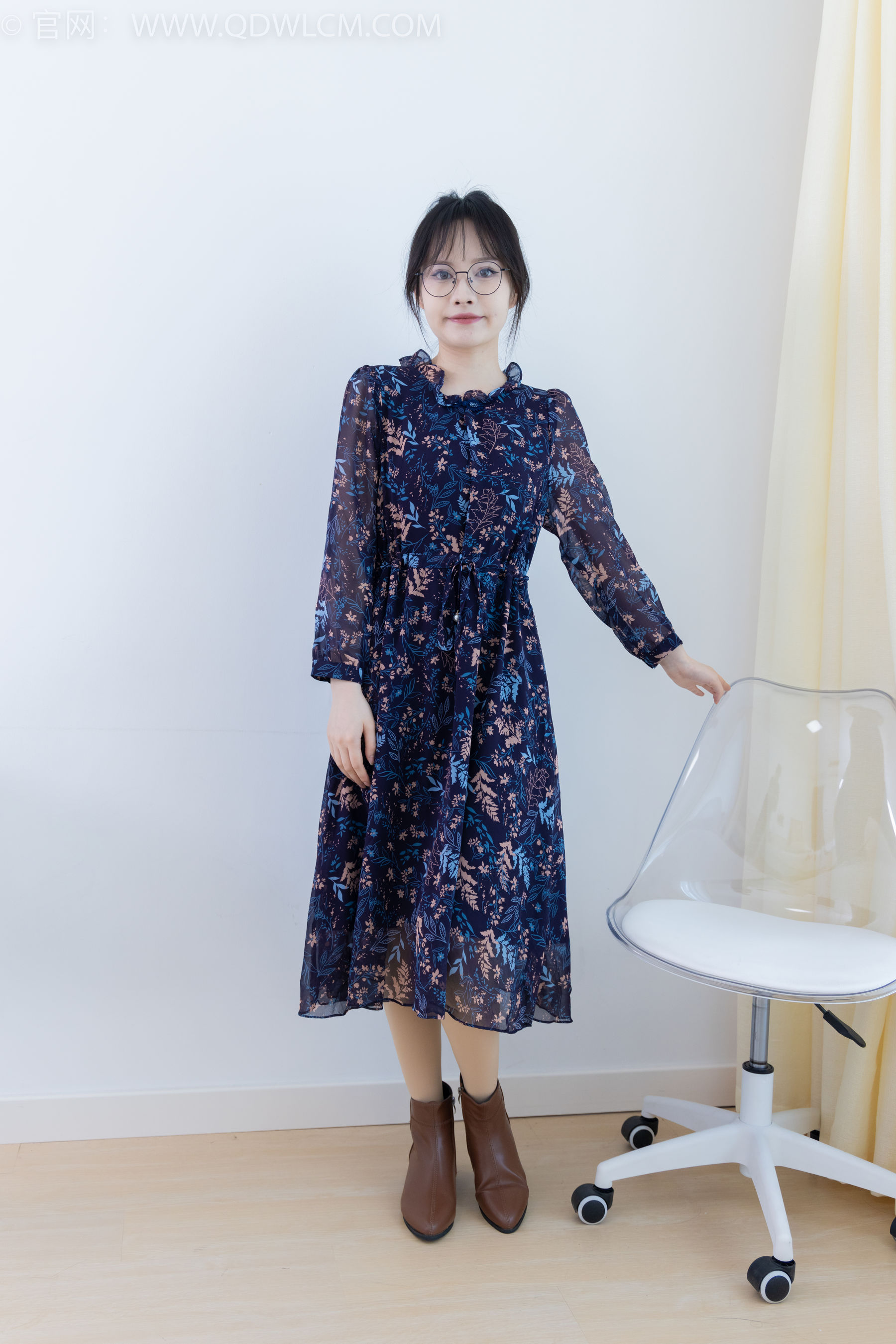 物恋传媒 No.2292 小酒 - 短靴、厚肉丝、踩小蛋糕剧情