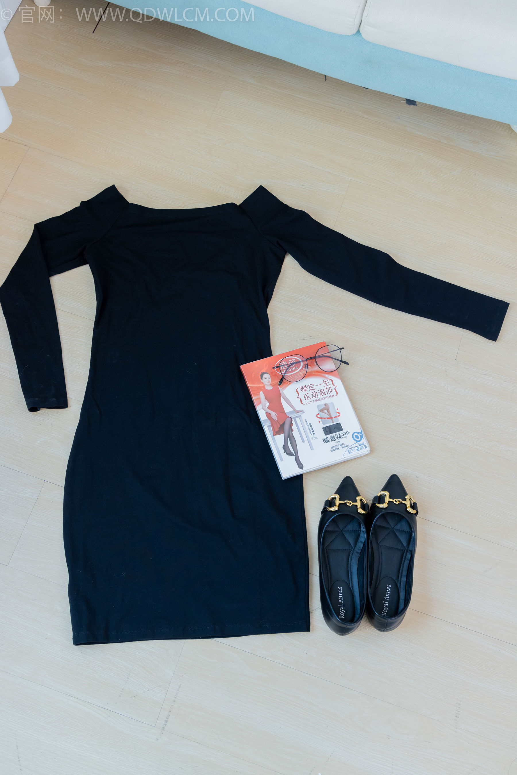 物恋传媒 No.2294 小新 - 平底鞋、厚黑丝、裸足