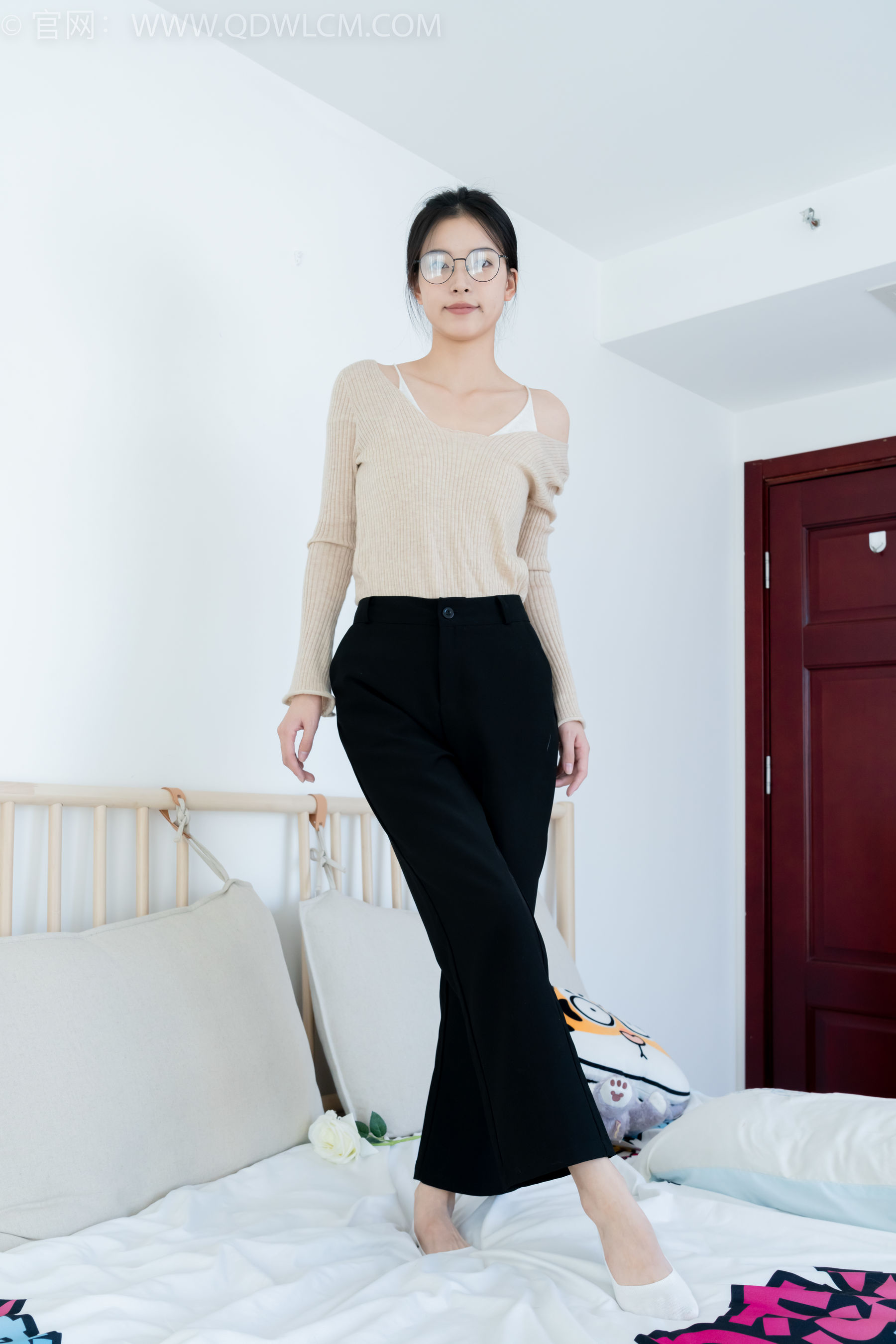 物恋传媒 No.2290 茯苓 - 板鞋、皮鞋、白船袜、黑棉袜、皮筋绑脚老头乐挠脚剧情