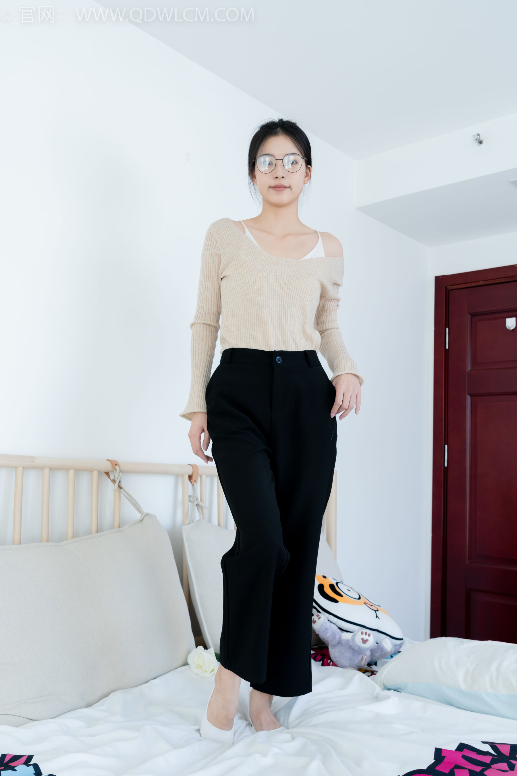 物恋传媒 No.2290 茯苓 - 板鞋、皮鞋、白船袜、黑棉袜、皮筋绑脚老头乐挠脚剧情