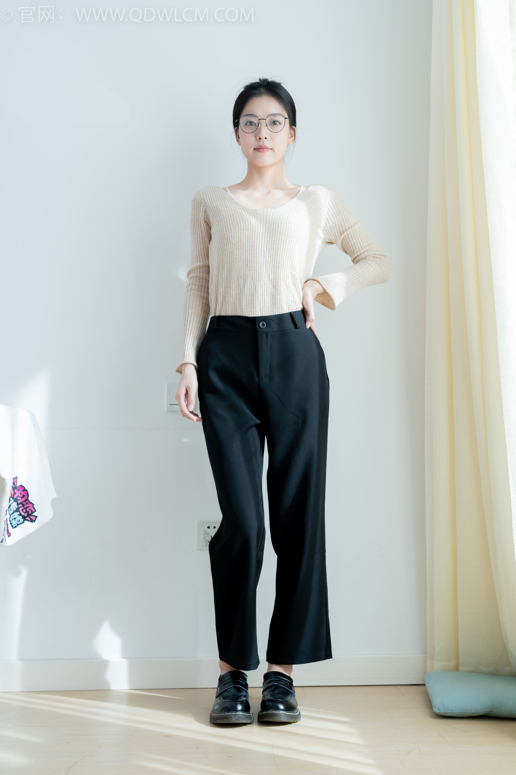 物恋传媒 No.2290 茯苓 - 板鞋、皮鞋、白船袜、黑棉袜、皮筋绑脚老头乐挠脚剧情