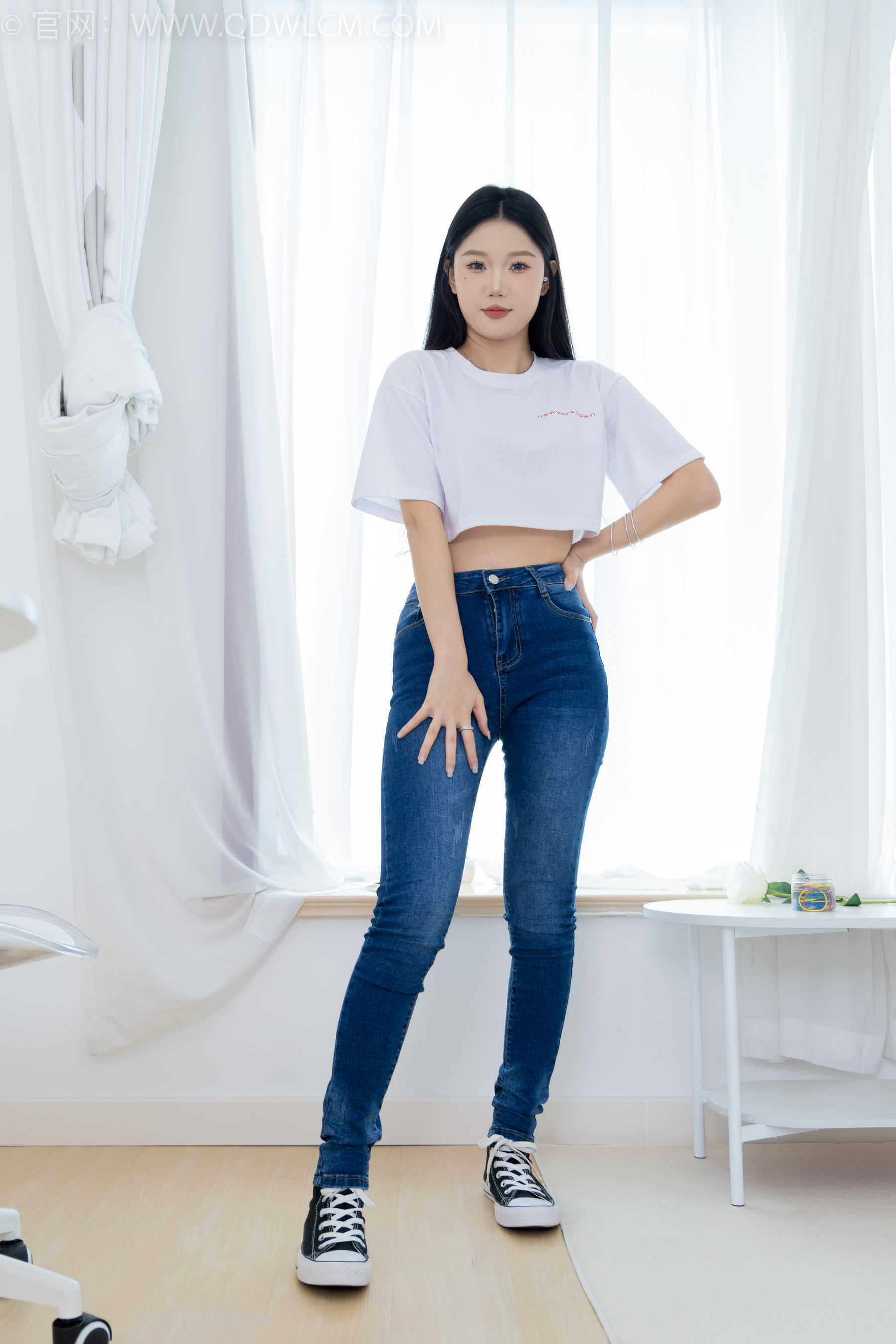 物恋传媒 No.2293 小竹 - 匡威帆布鞋、粉色船袜、肚子疼揉肚子剧情