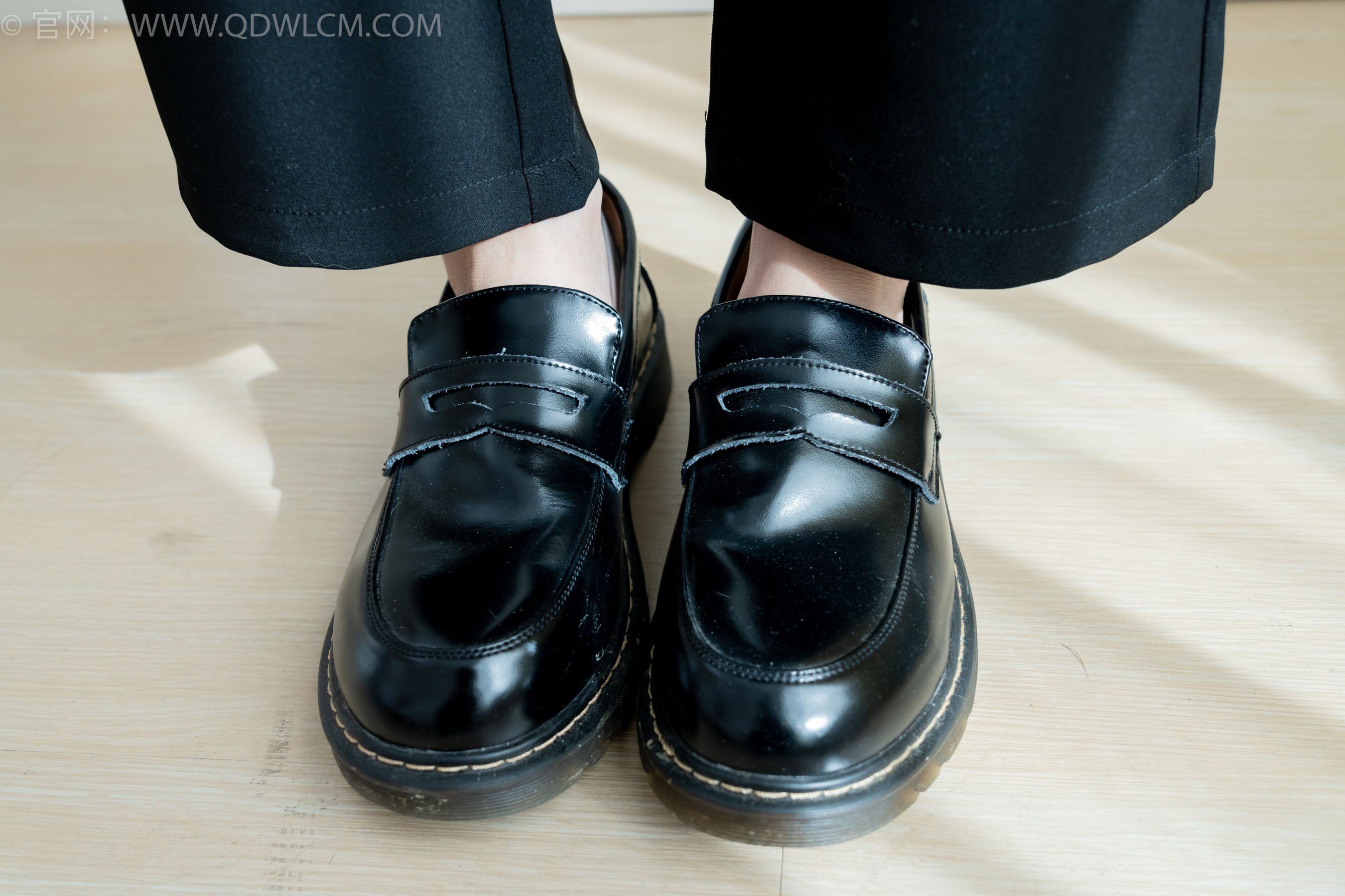 物恋传媒 No.2290 茯苓 - 板鞋、皮鞋、白船袜、黑棉袜、皮筋绑脚老头乐挠脚剧情