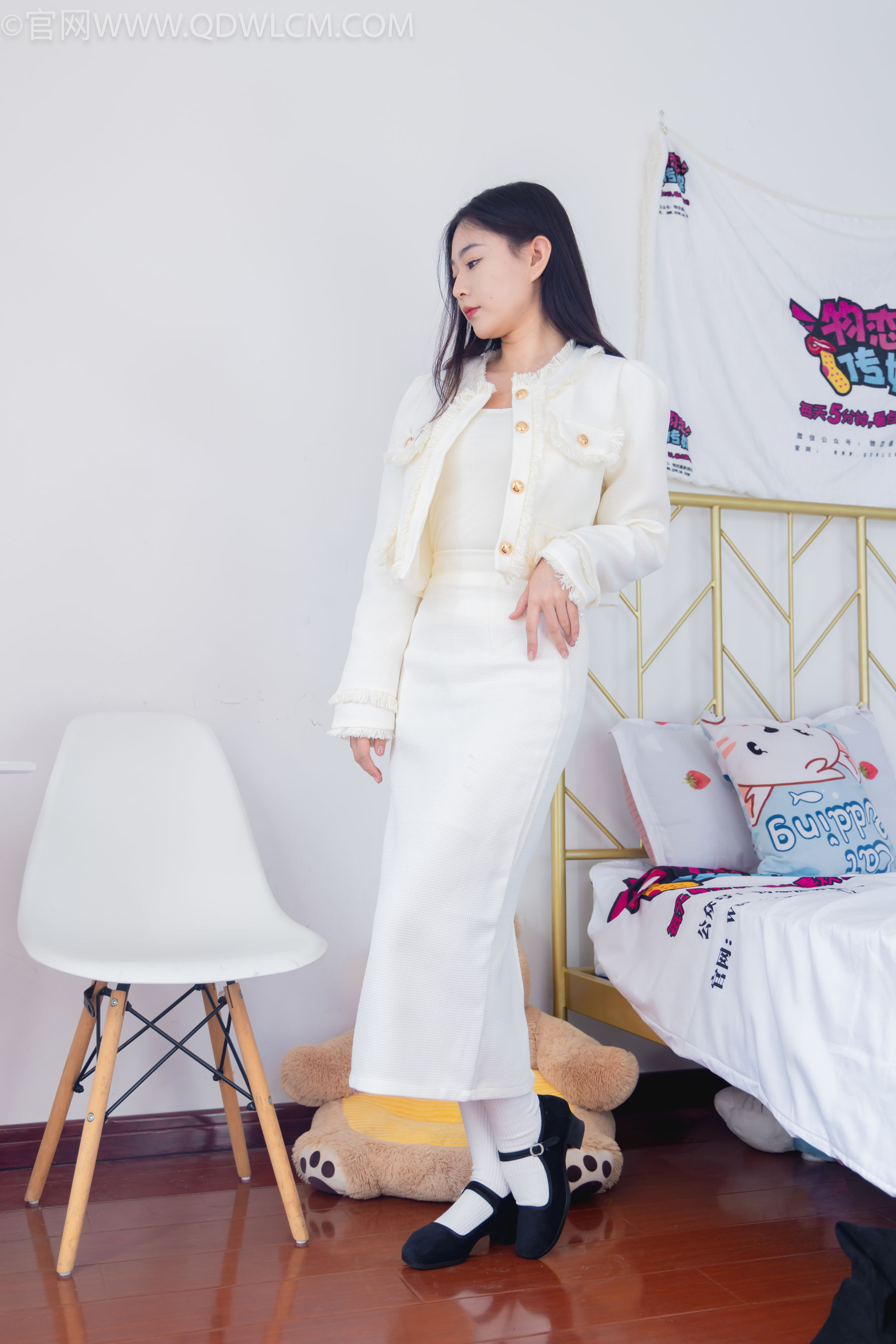 物恋传媒 No.2335 美兔 - 布鞋、长靴、白棉袜、薄肉丝