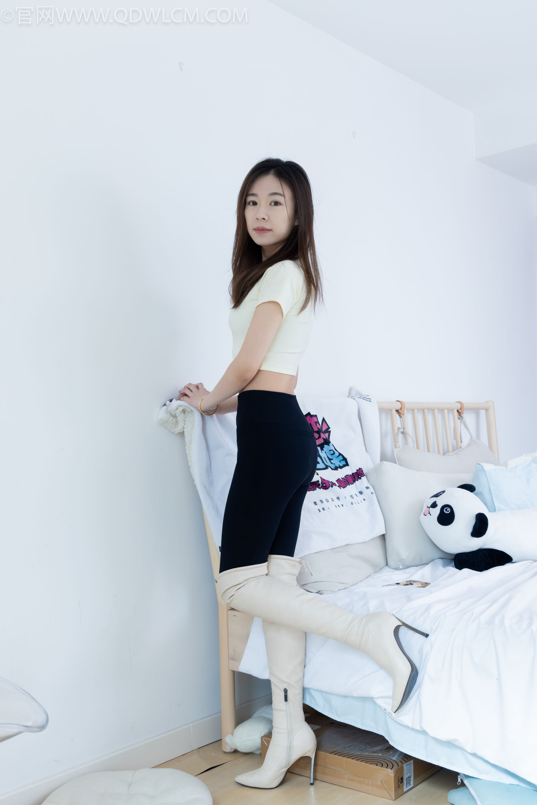 物恋传媒 No.2339 婷婷 - 长靴、白棉袜、裸足