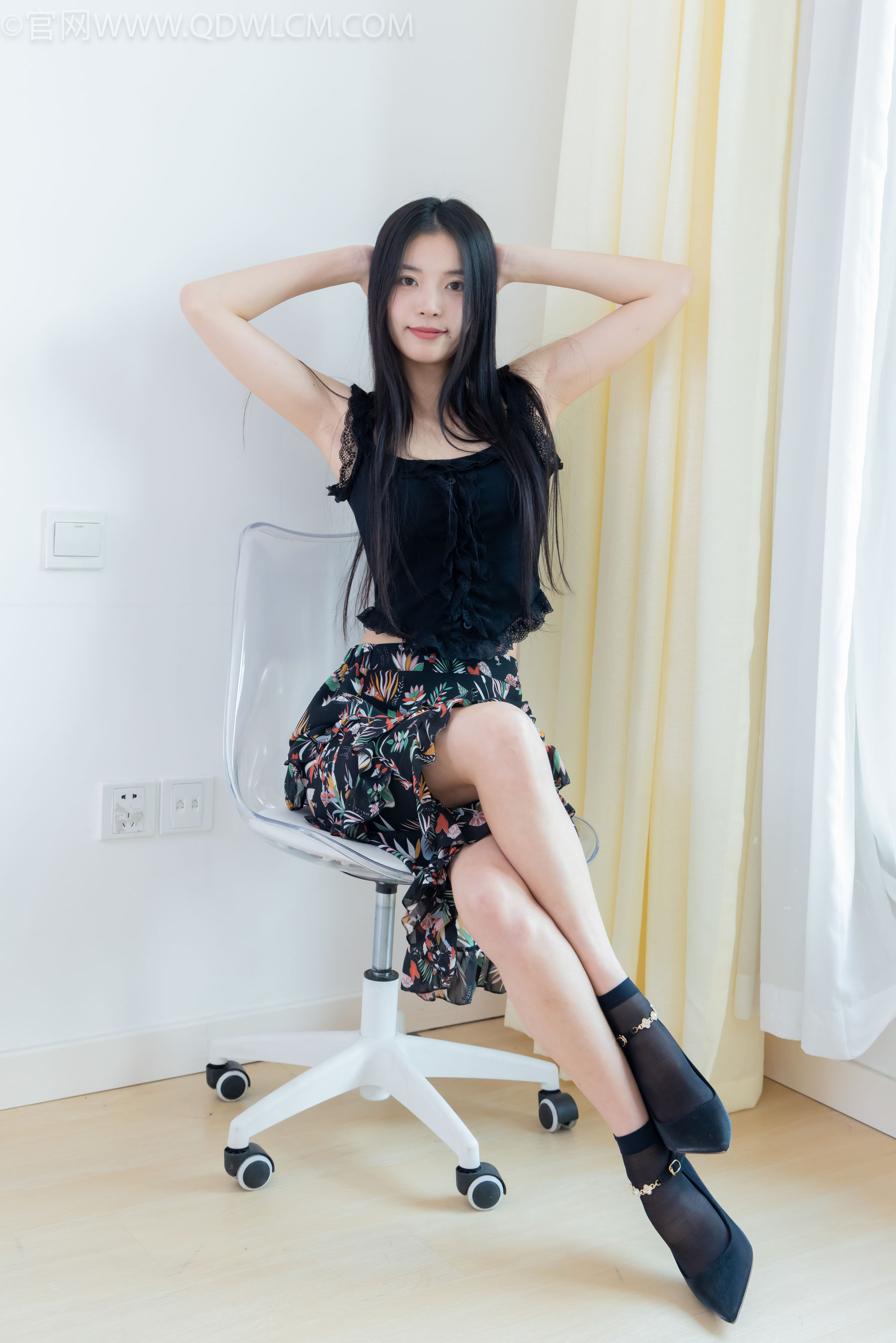 物恋传媒 No.2332 茯苓 - 短靴、短黑丝、裸足