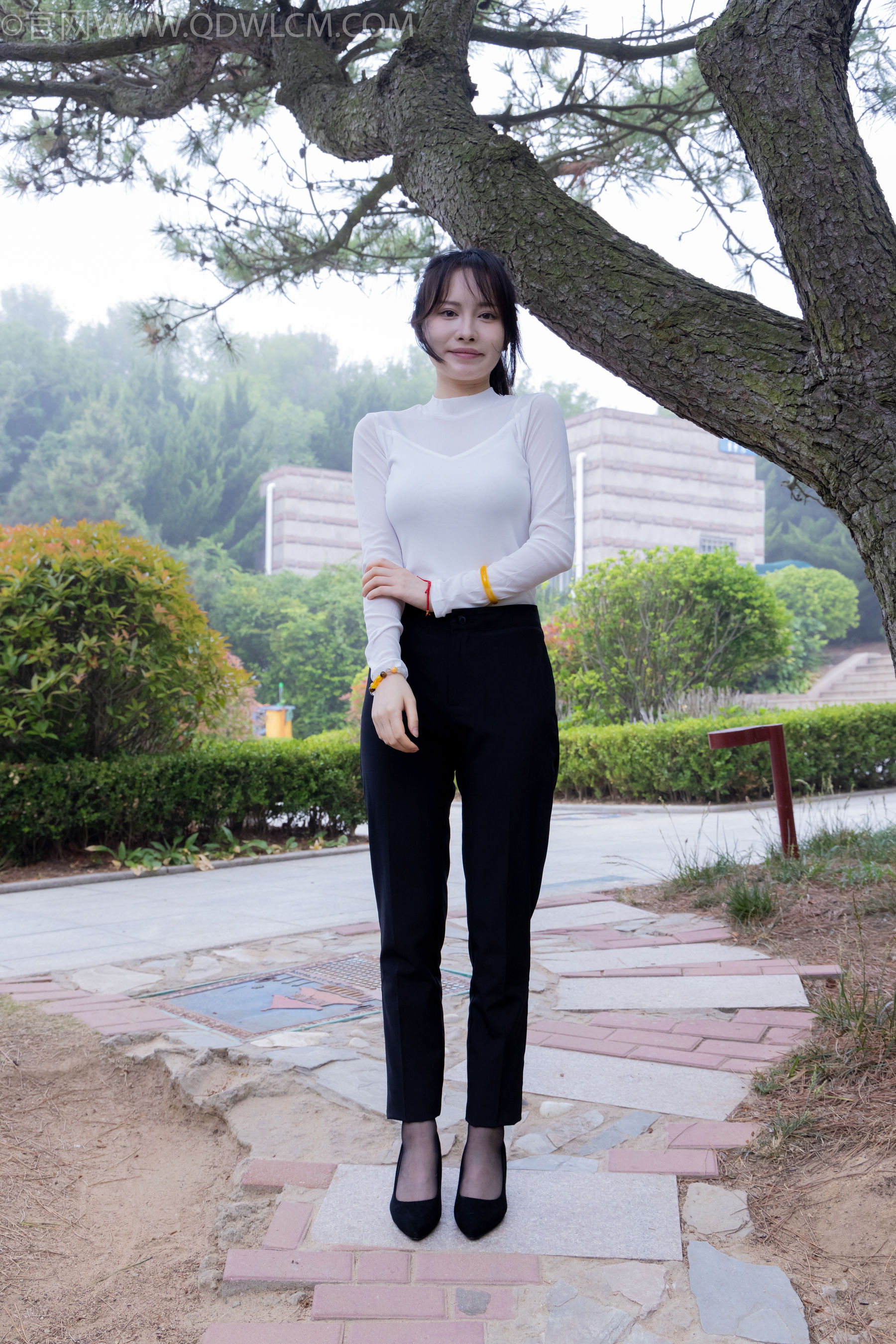 物恋传媒 No.2337 小酒 - 高跟鞋、短黑丝、短白丝