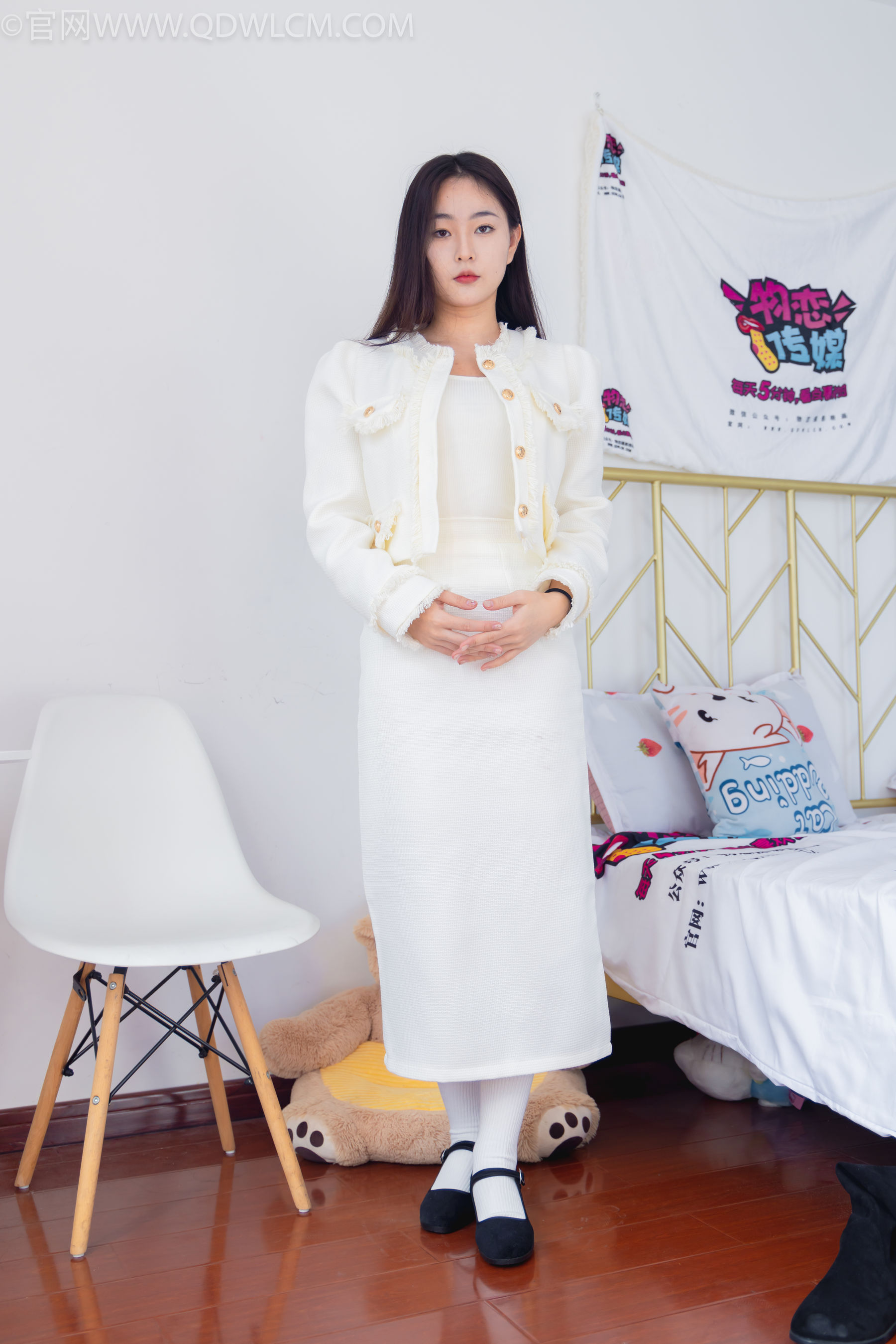 物恋传媒 No.2335 美兔 - 布鞋、长靴、白棉袜、薄肉丝