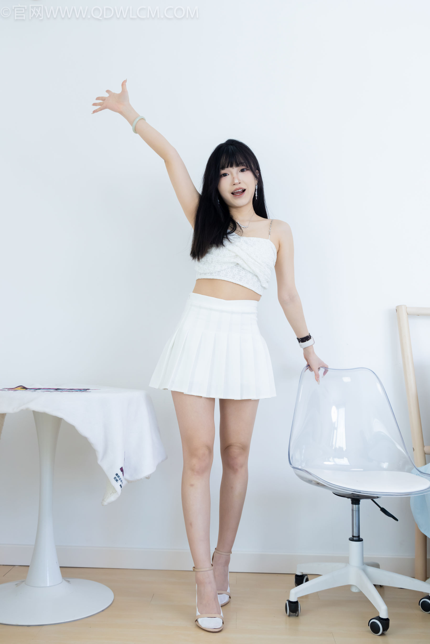 物恋传媒 No.2325 嘟嘟 - 透明高跟鞋、高跟凉鞋、白船袜、裸足