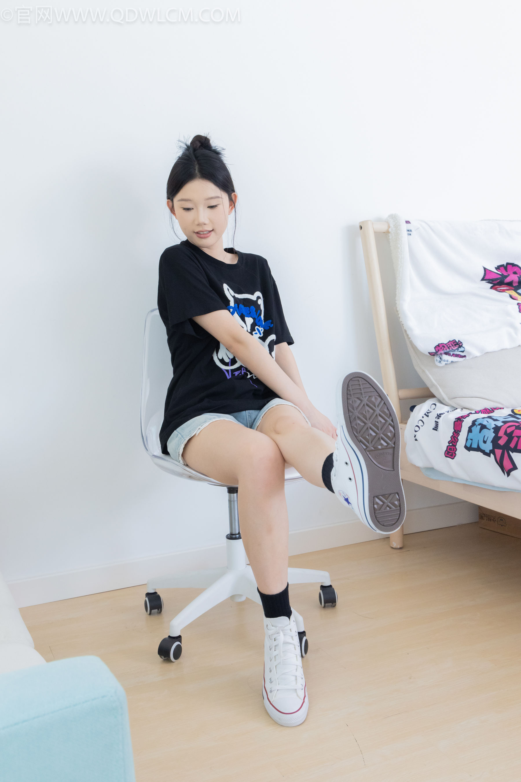 物恋传媒 No.2324 小竹 - 匡威帆布鞋、白棉袜、黑棉袜