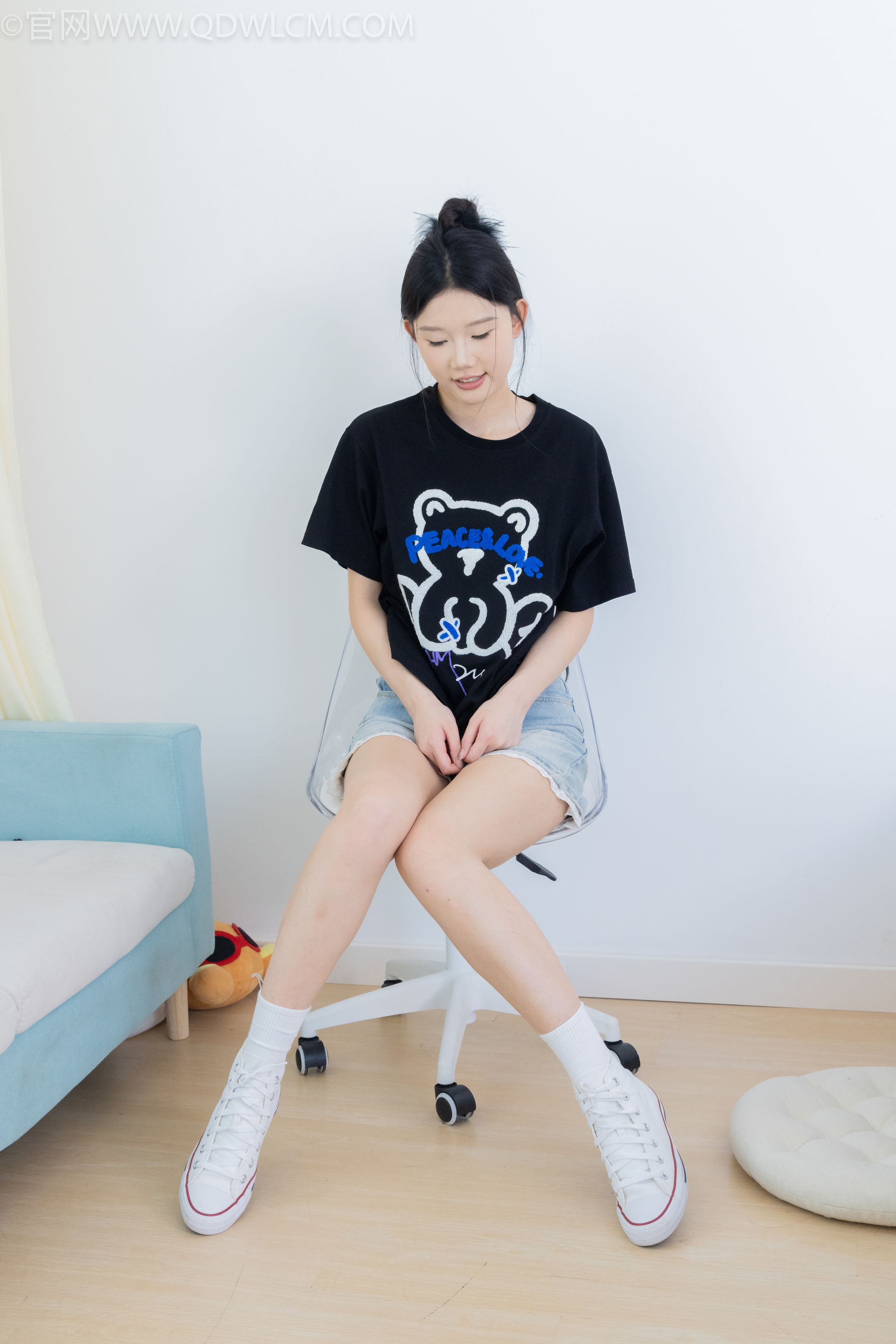 物恋传媒 No.2324 小竹 - 匡威帆布鞋、白棉袜、黑棉袜