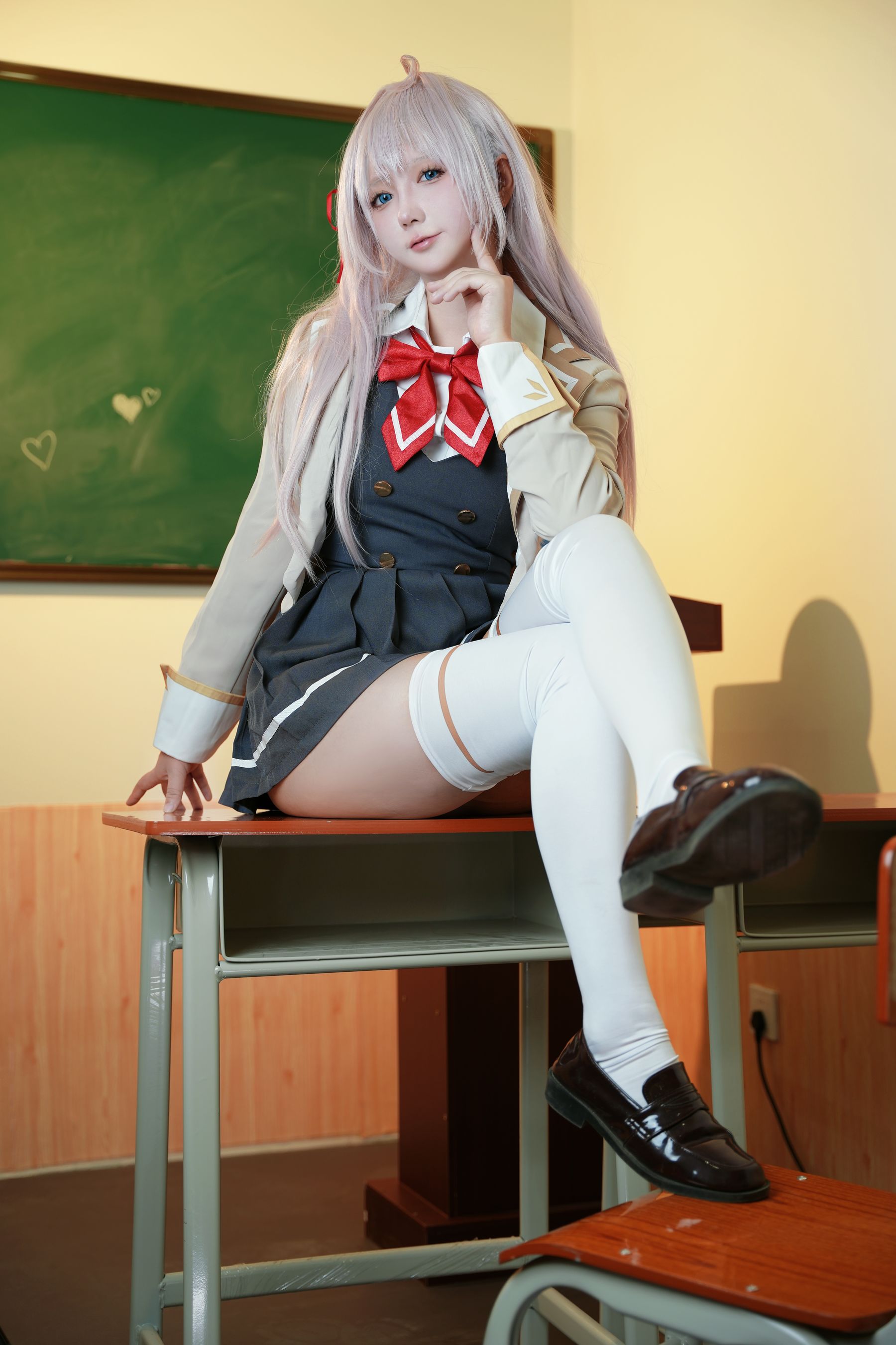 喜欢爱理吗 - 不时以俄语轻声遮羞的邻座艾莉同学