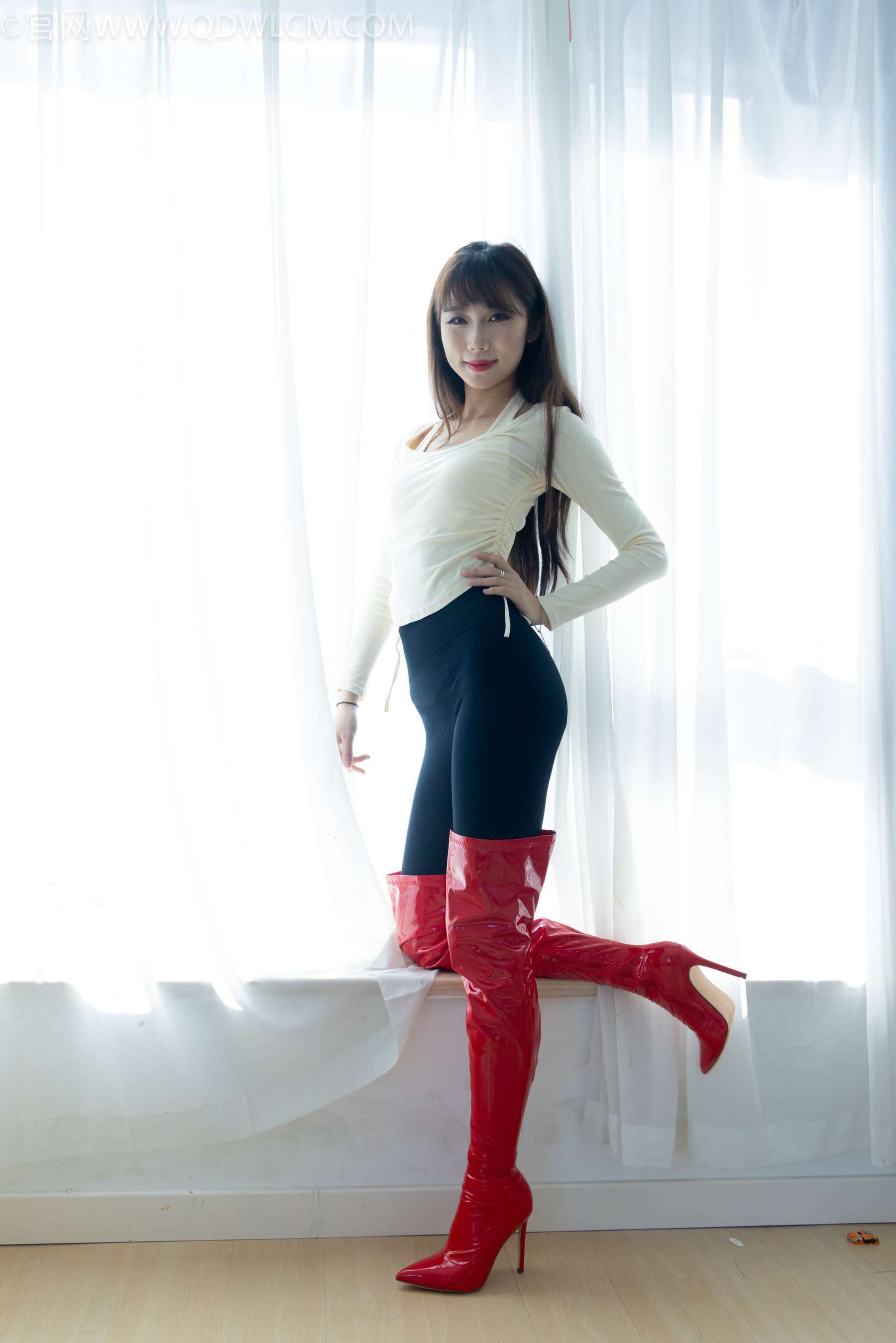 物恋传媒 No.2326 泡泡 - 高跟长靴、白棉袜、裸足