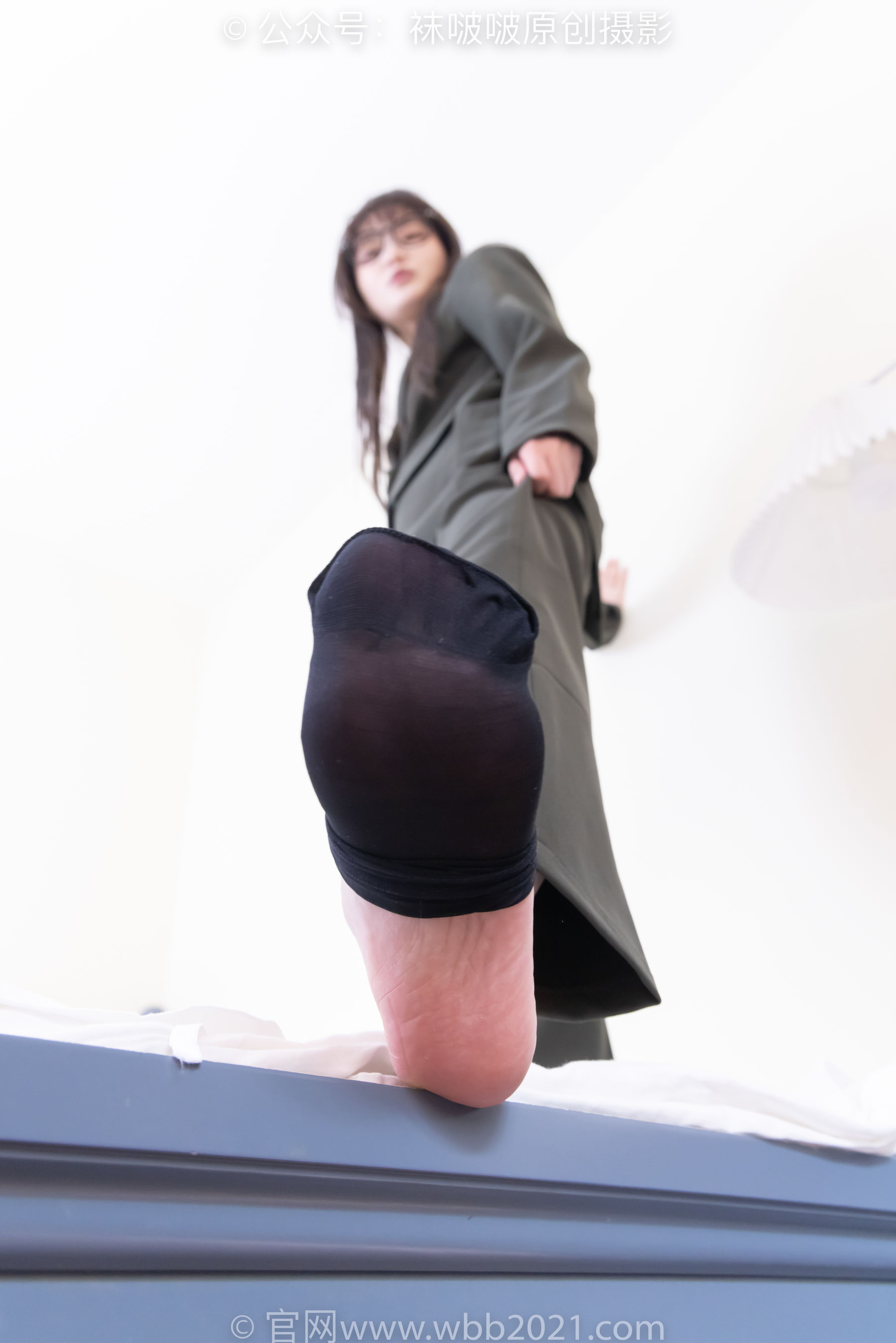 BoBoSocks袜啵啵 No.529 甜甜圈 - 高跟鞋、短黑丝、裸足、半蹲半脱袜子剧情