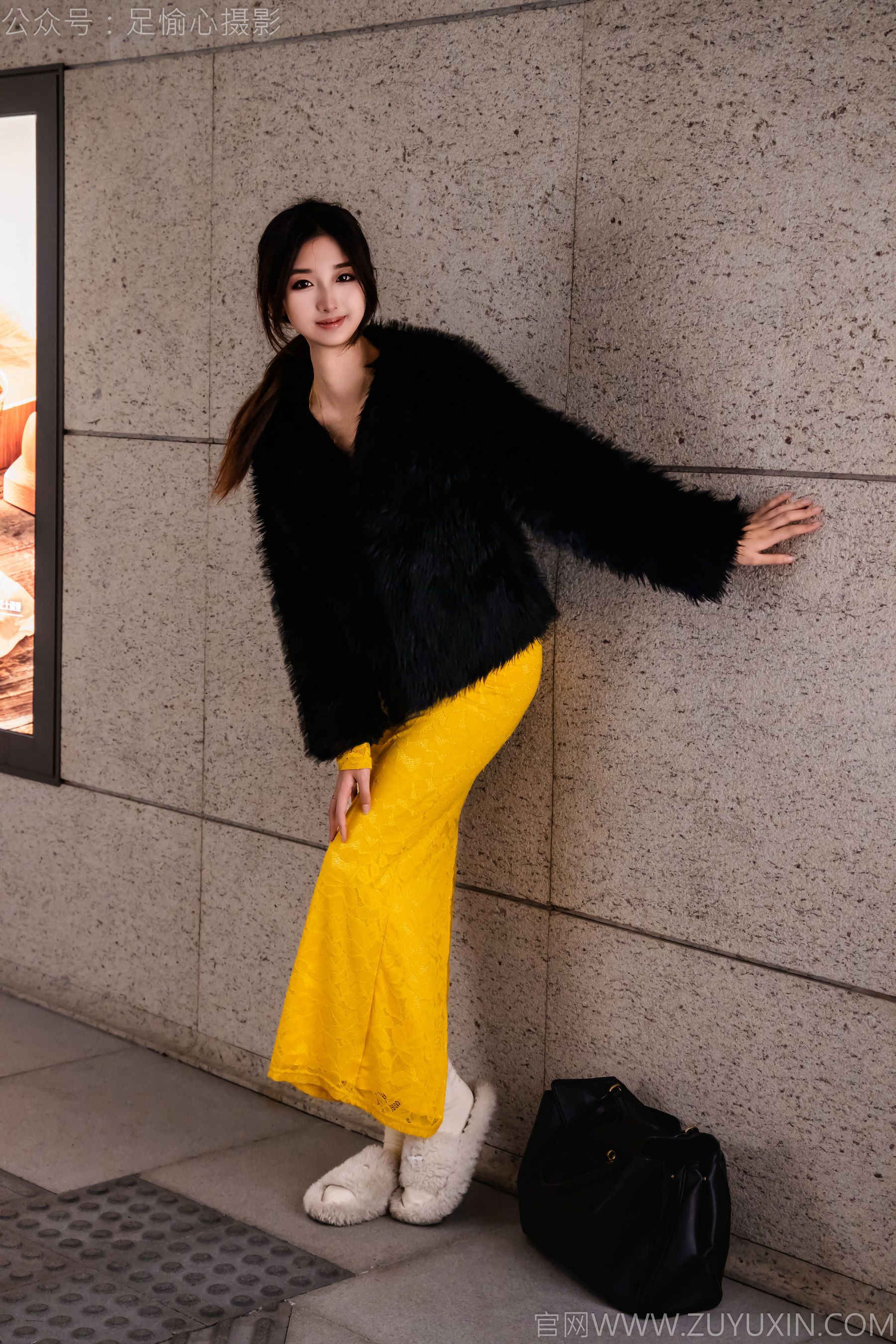 足愉心 No.010 星朵 （搭配：黑色毛衫、黄色连衣裙、绒毛拖鞋、白色棉袜、裸足）