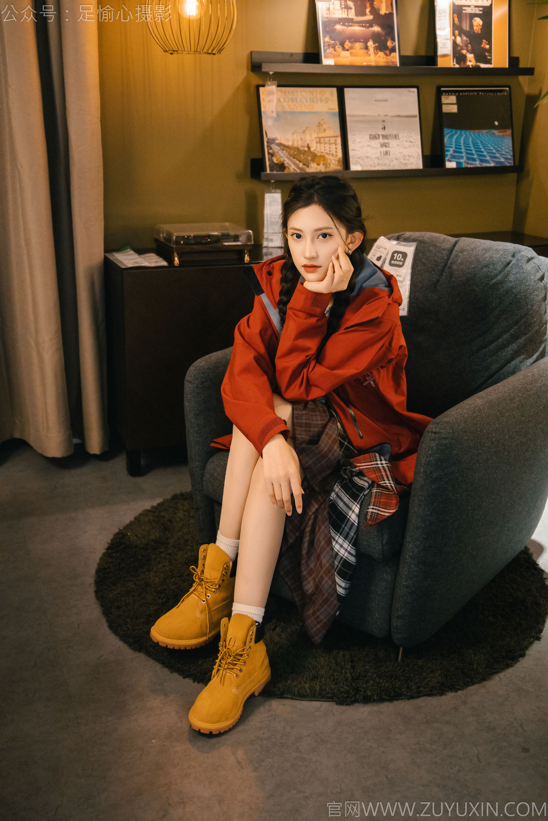 足愉心 No.015 可乐 （搭配：红色夹克、白T、短裙、马丁靴、肉丝色袜、白棉袜）