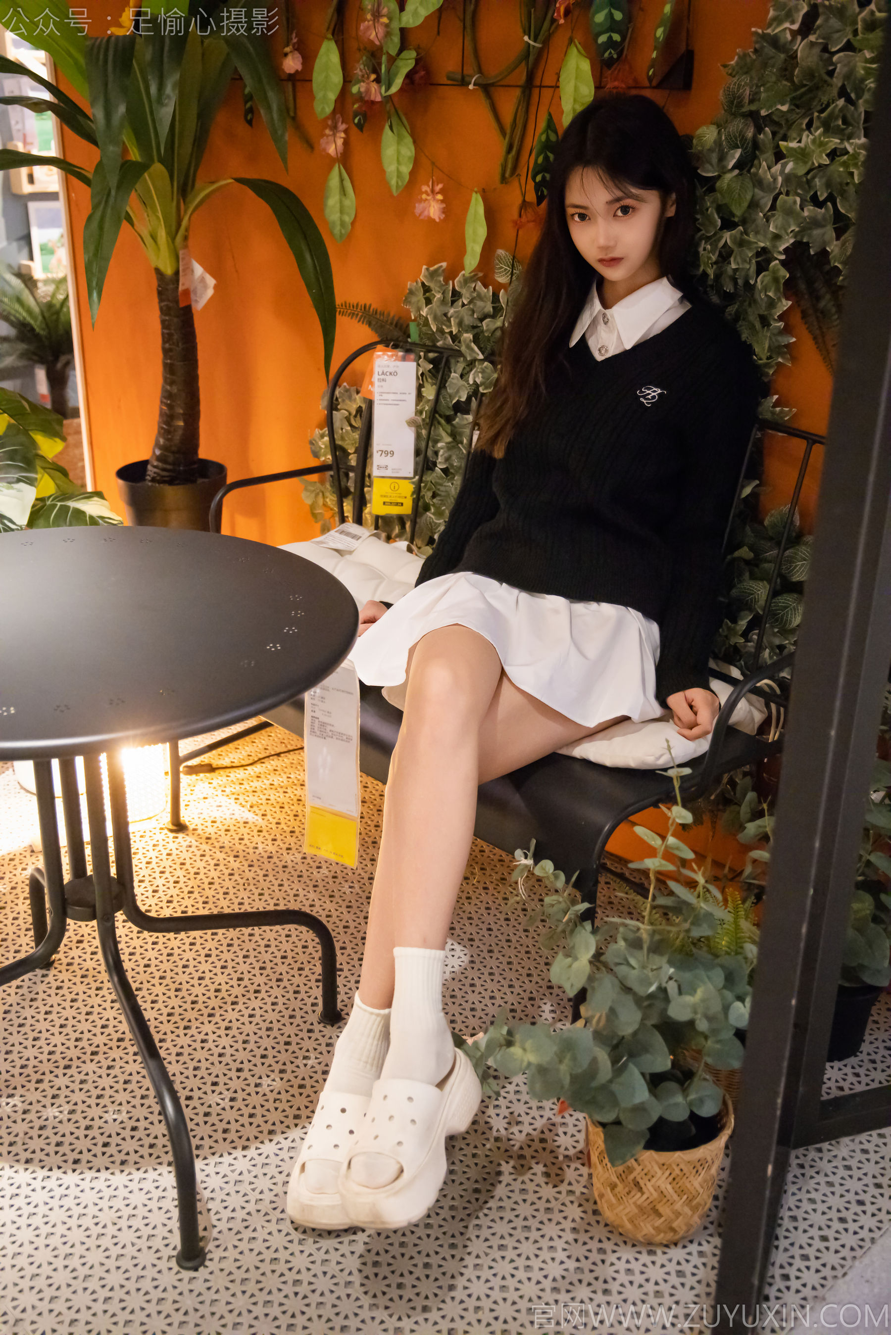足愉心 No.013 鹿鹿 （搭配：黑色毛衣、白色短裙、洞洞鞋、白色棉袜、裸足）
