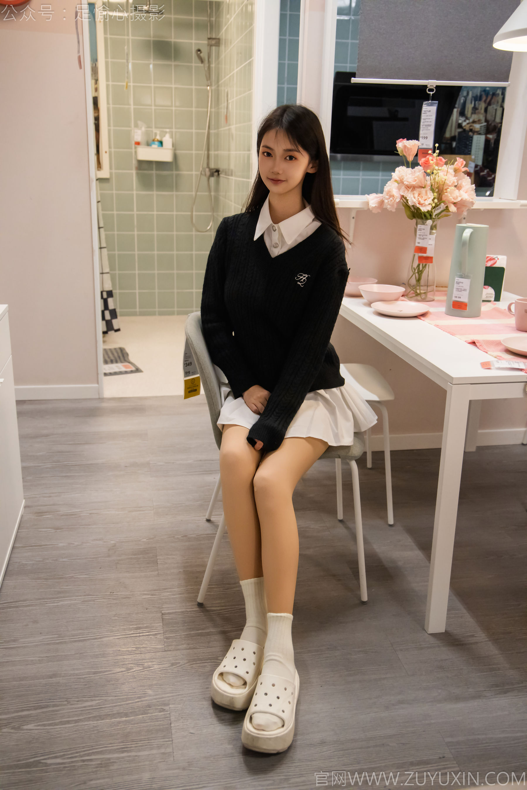 足愉心 No.013 鹿鹿 （搭配：黑色毛衣、白色短裙、洞洞鞋、白色棉袜、裸足）