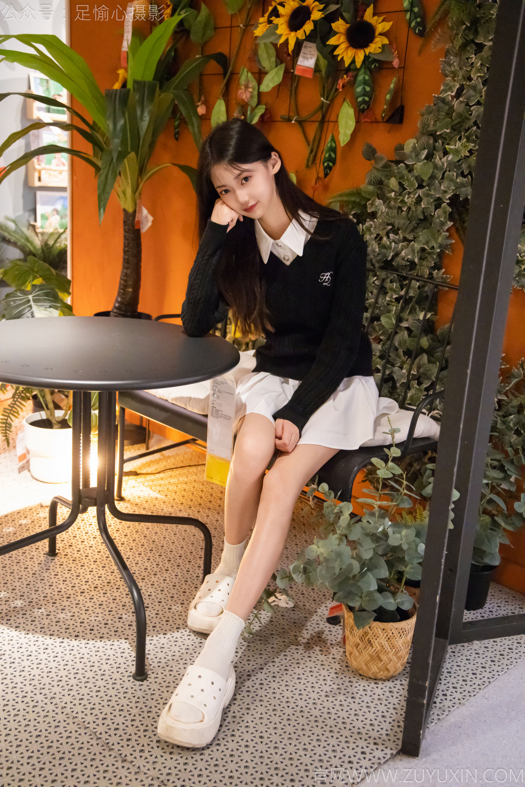 足愉心 No.013 鹿鹿 （搭配：黑色毛衣、白色短裙、洞洞鞋、白色棉袜、裸足）