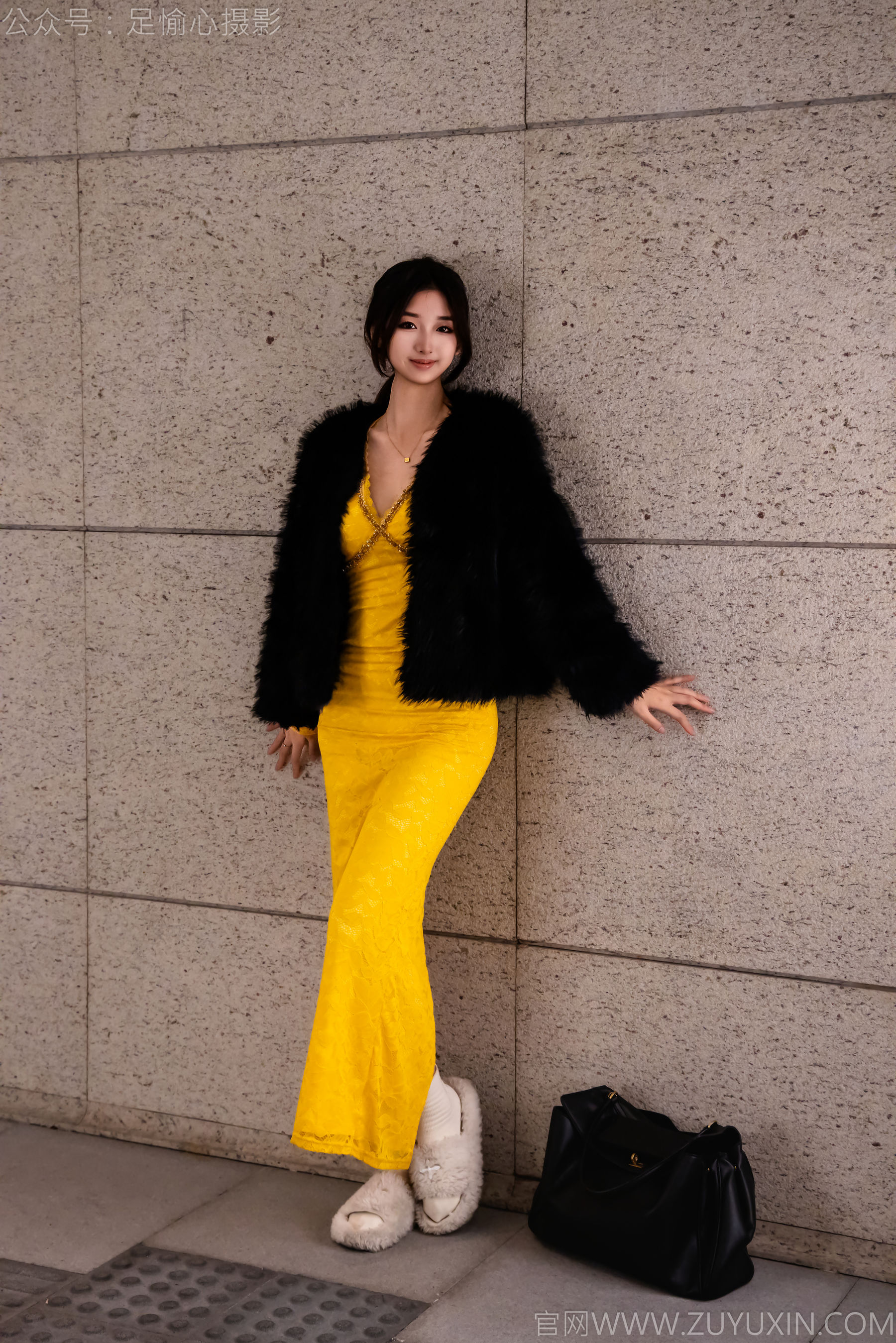 足愉心 No.010 星朵 （搭配：黑色毛衫、黄色连衣裙、绒毛拖鞋、白色棉袜、裸足）