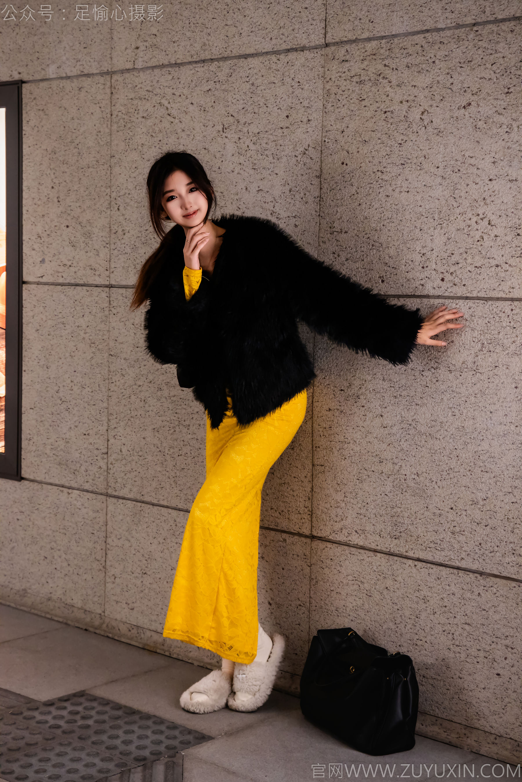 足愉心 No.010 星朵 （搭配：黑色毛衫、黄色连衣裙、绒毛拖鞋、白色棉袜、裸足）