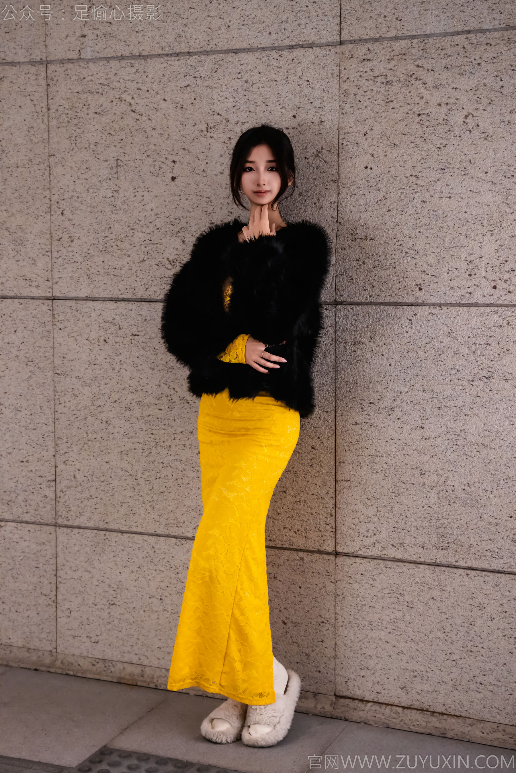 足愉心 No.010 星朵 （搭配：黑色毛衫、黄色连衣裙、绒毛拖鞋、白色棉袜、裸足）