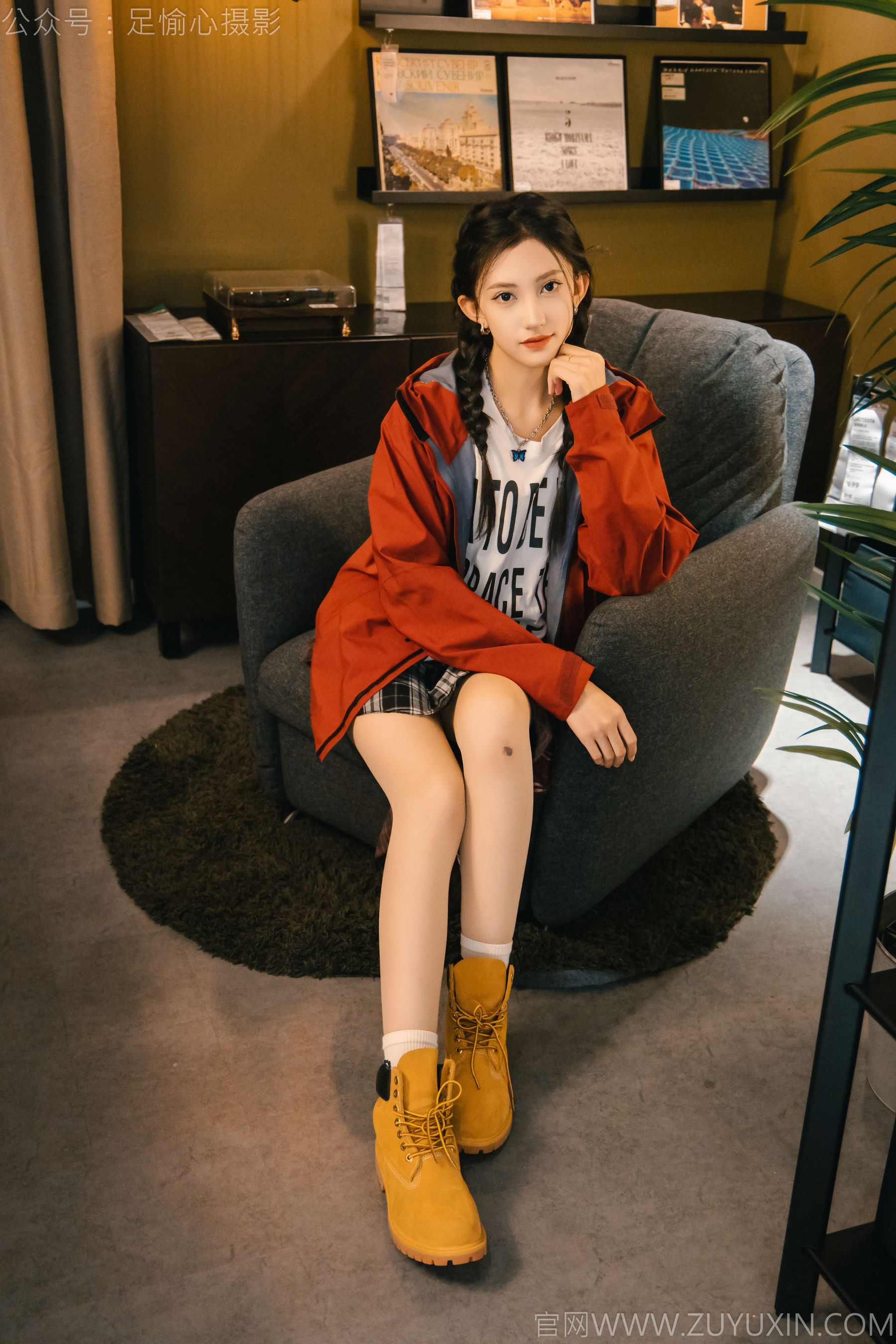 足愉心 No.015 可乐 （搭配：红色夹克、白T、短裙、马丁靴、肉丝色袜、白棉袜）