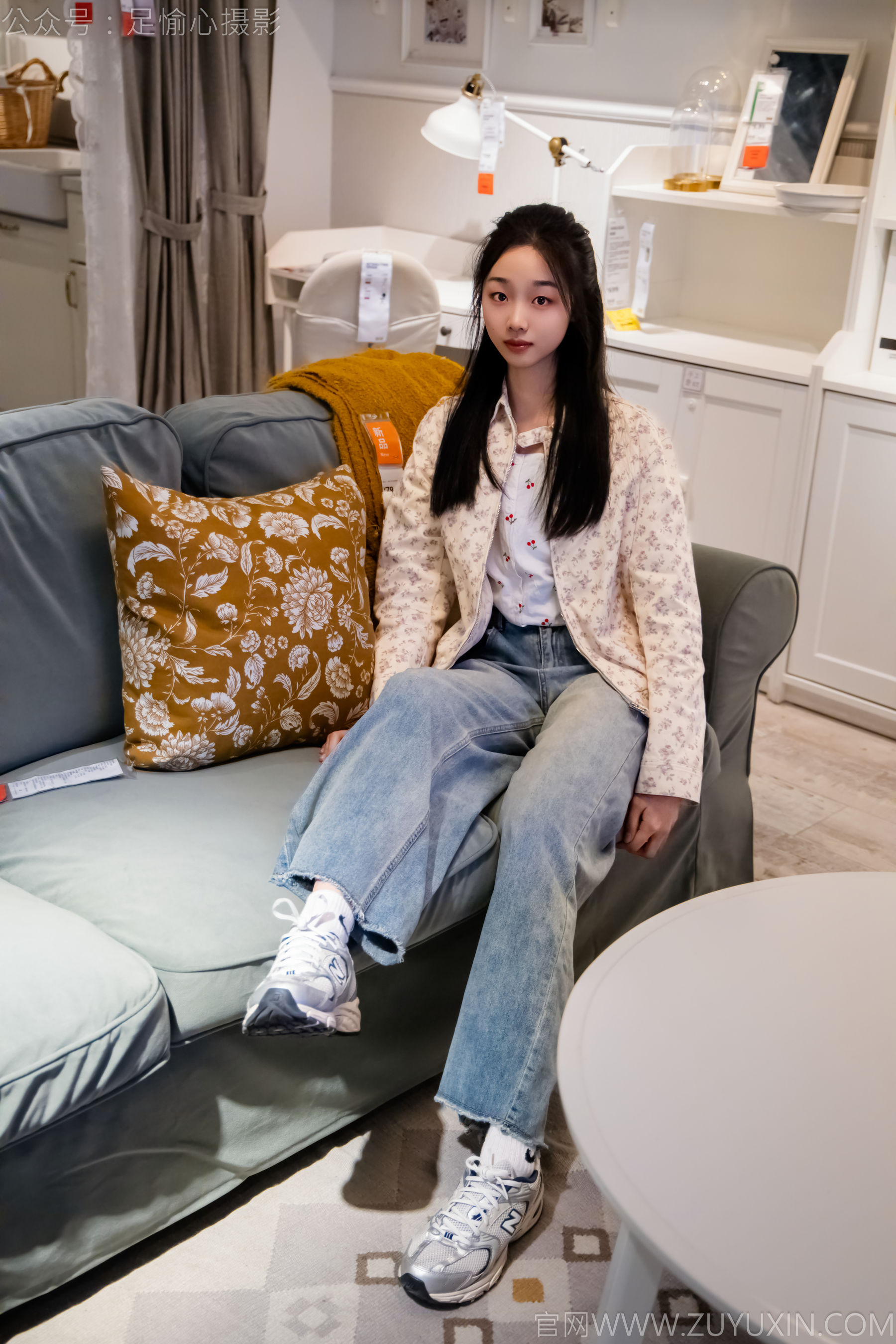 足愉心 No.012 奶芙 （搭配：碎花衬衫、牛仔长裤、运动鞋、白色棉袜、裸足）