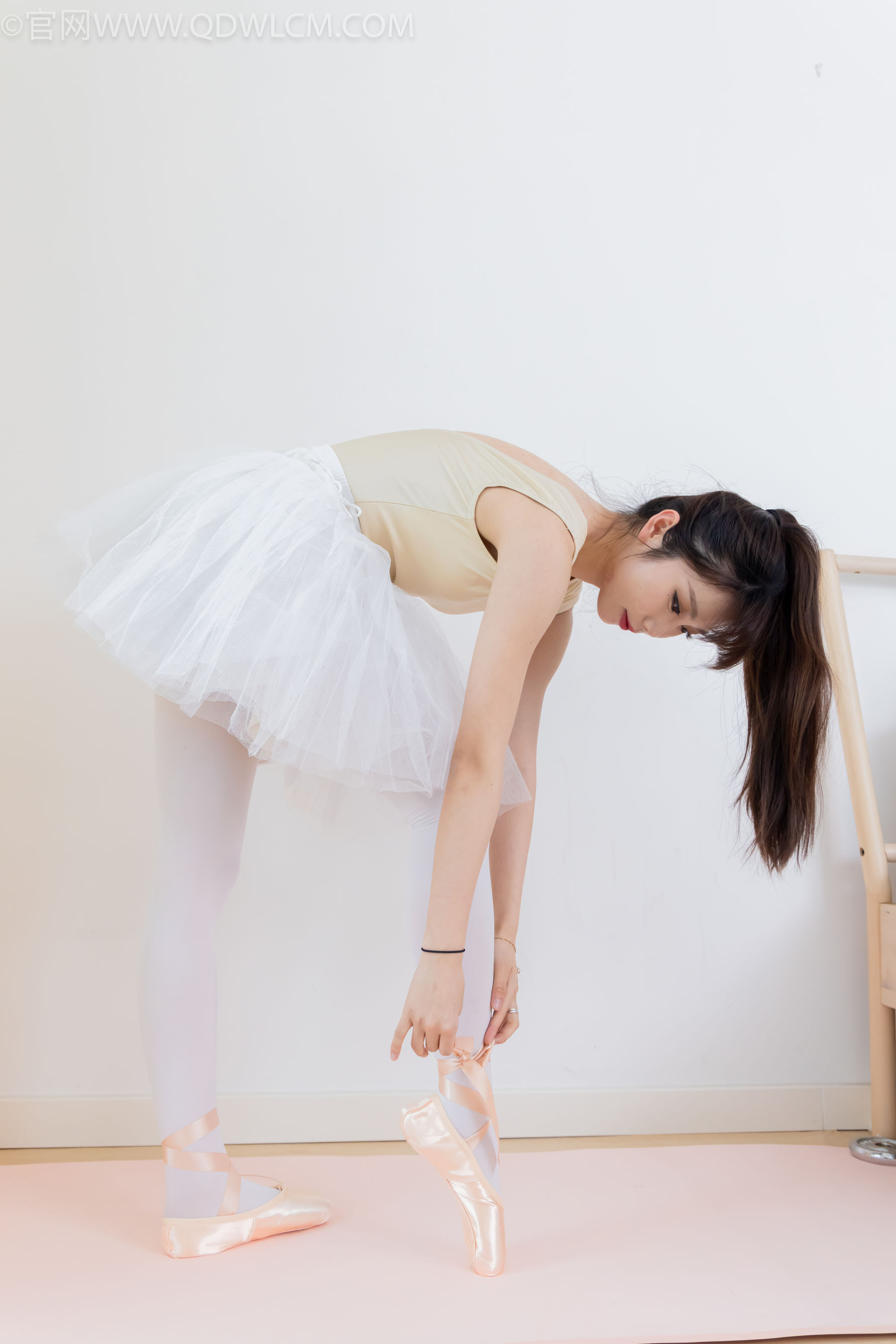 物恋传媒 No.2307 泡泡 - 芭蕾鞋、厚白丝、芭蕾动作、皮筋绑脚剧情