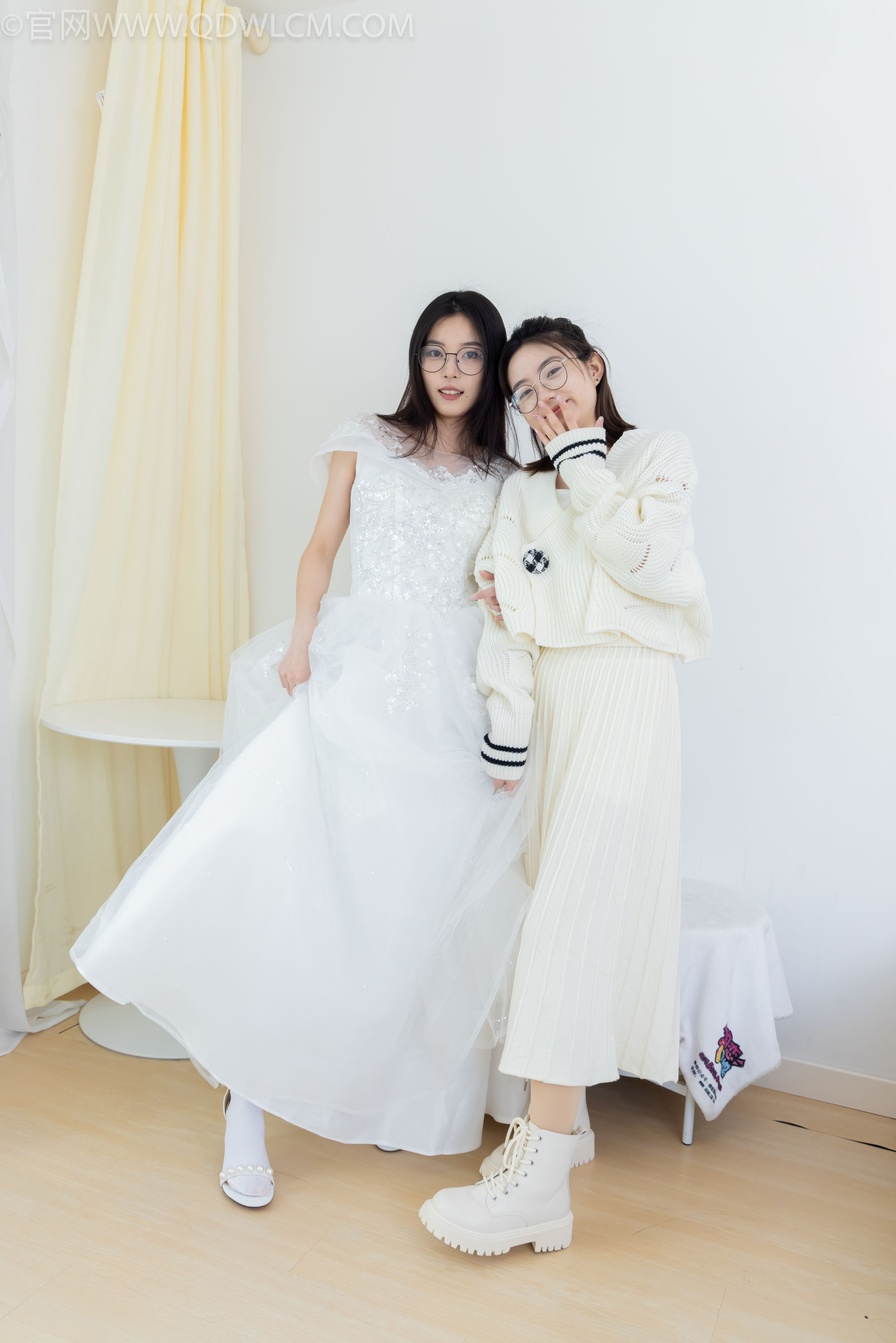 物恋传媒 No.2308 茯苓&欢欢 - 高跟鞋、马丁靴、厚白丝、厚肉丝、瑜伽动作、婚纱