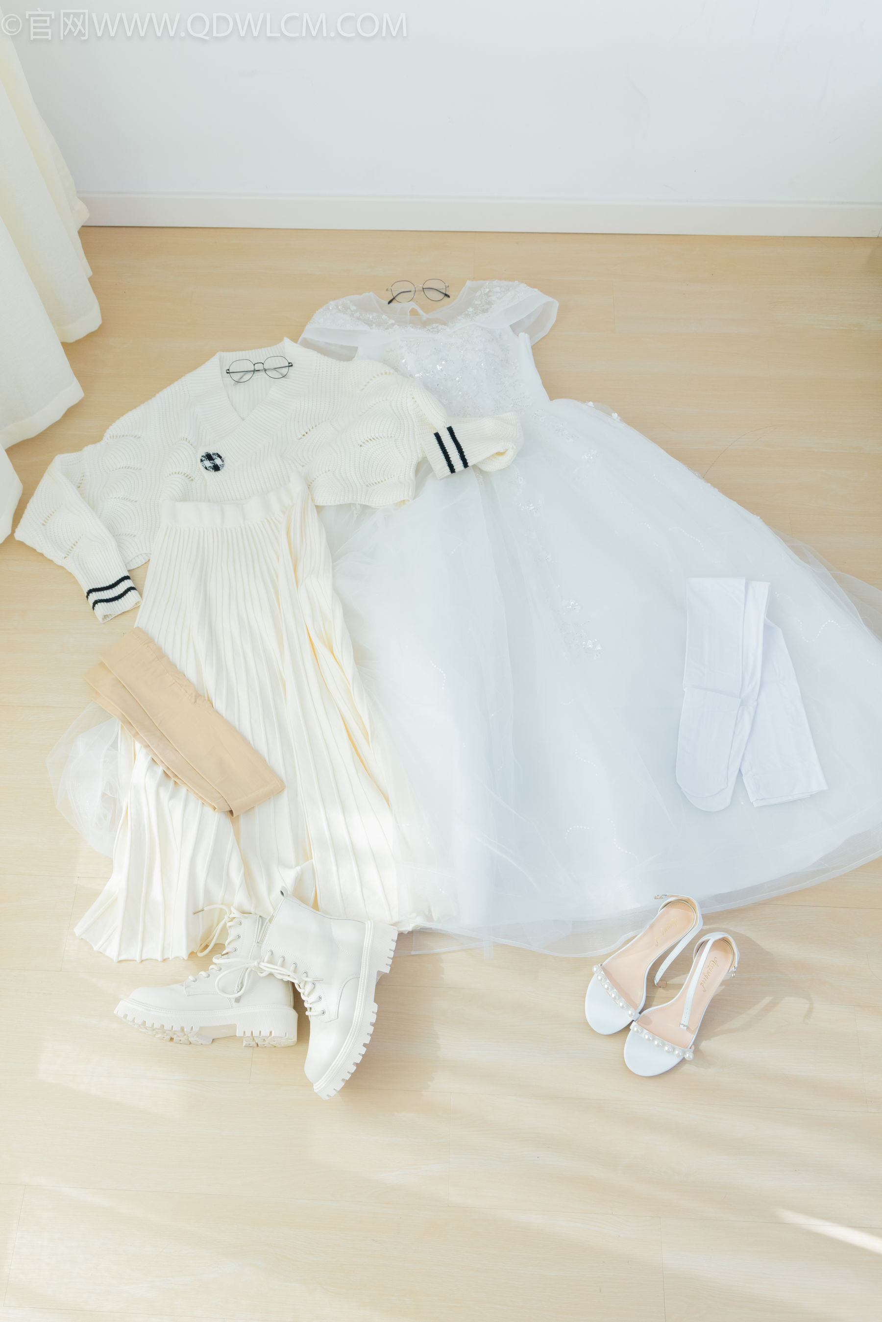 物恋传媒 No.2308 茯苓&欢欢 - 高跟鞋、马丁靴、厚白丝、厚肉丝、瑜伽动作、婚纱