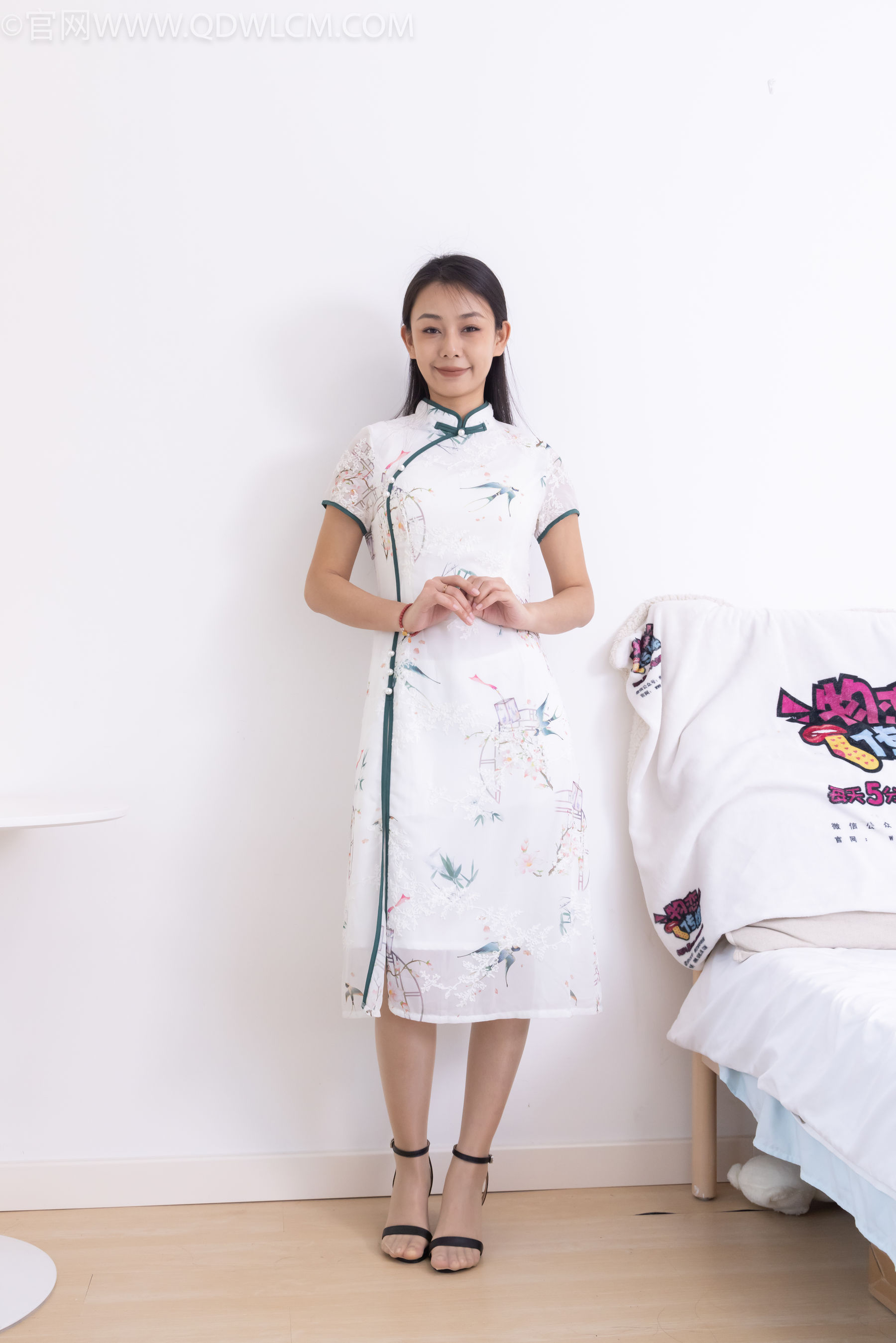 物恋传媒 No.2321 岚岚 - 高跟凉鞋、薄肉丝、抹婴儿油以及踩香蕉剧情