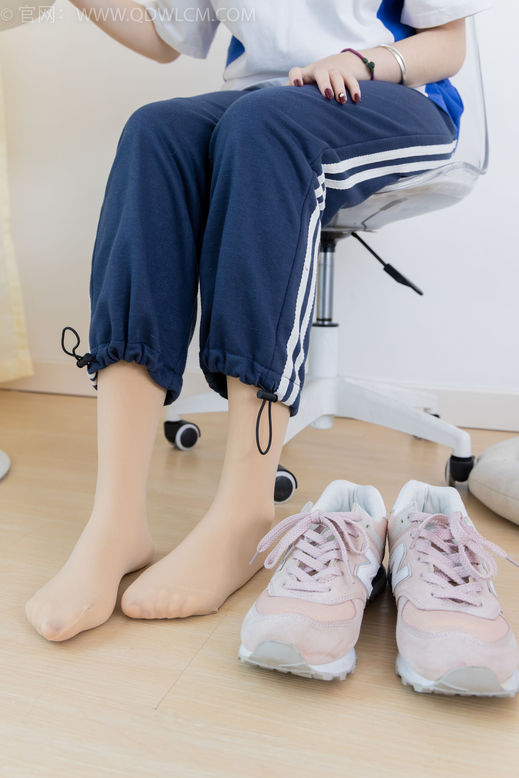 物恋传媒 No.2314 恬恬 - 运动鞋、厚肉丝、校服裤里丝