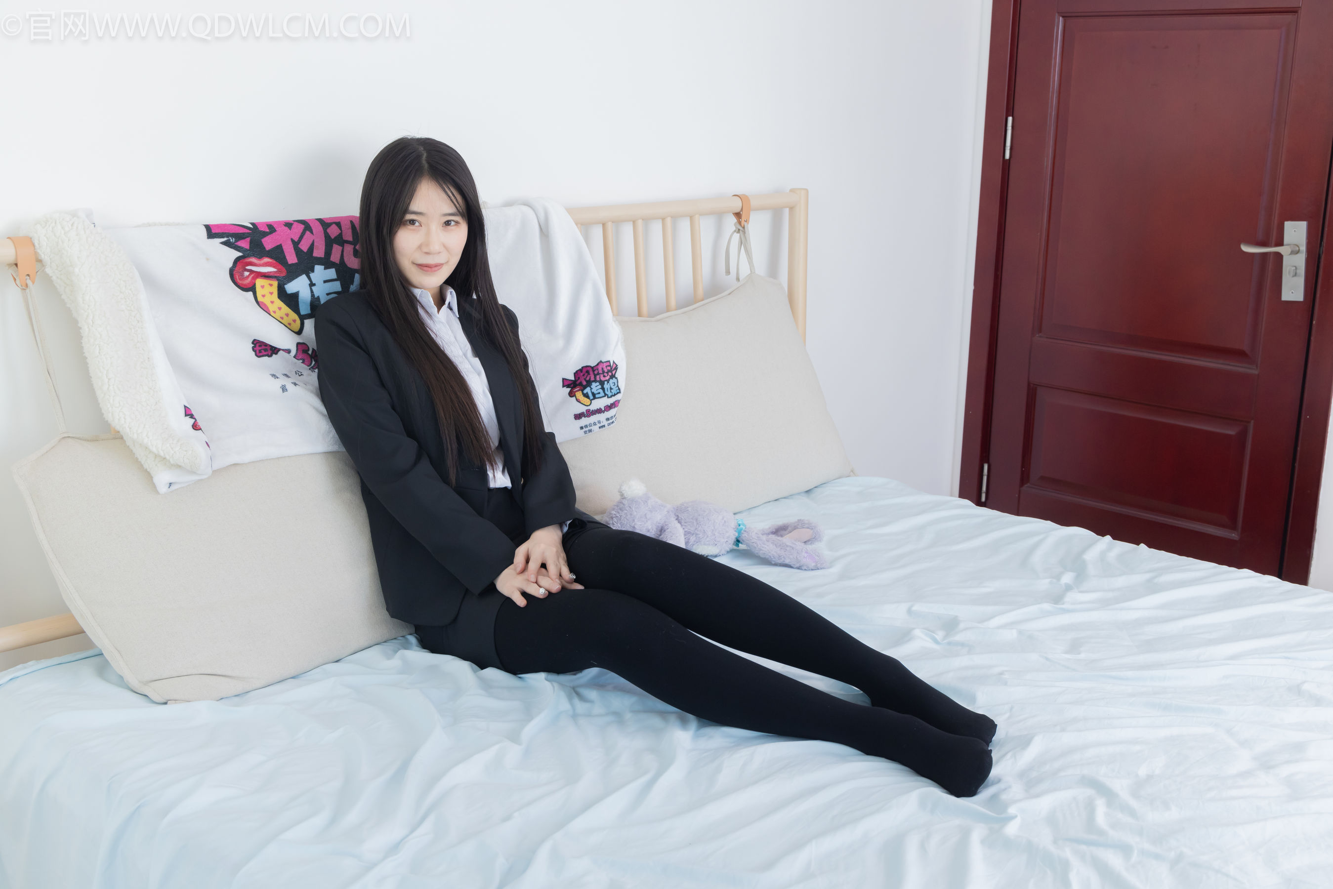 物恋传媒 No.2318 菜菜 - OL制服、高跟鞋、三双厚黑丝叠穿、袜腰展示