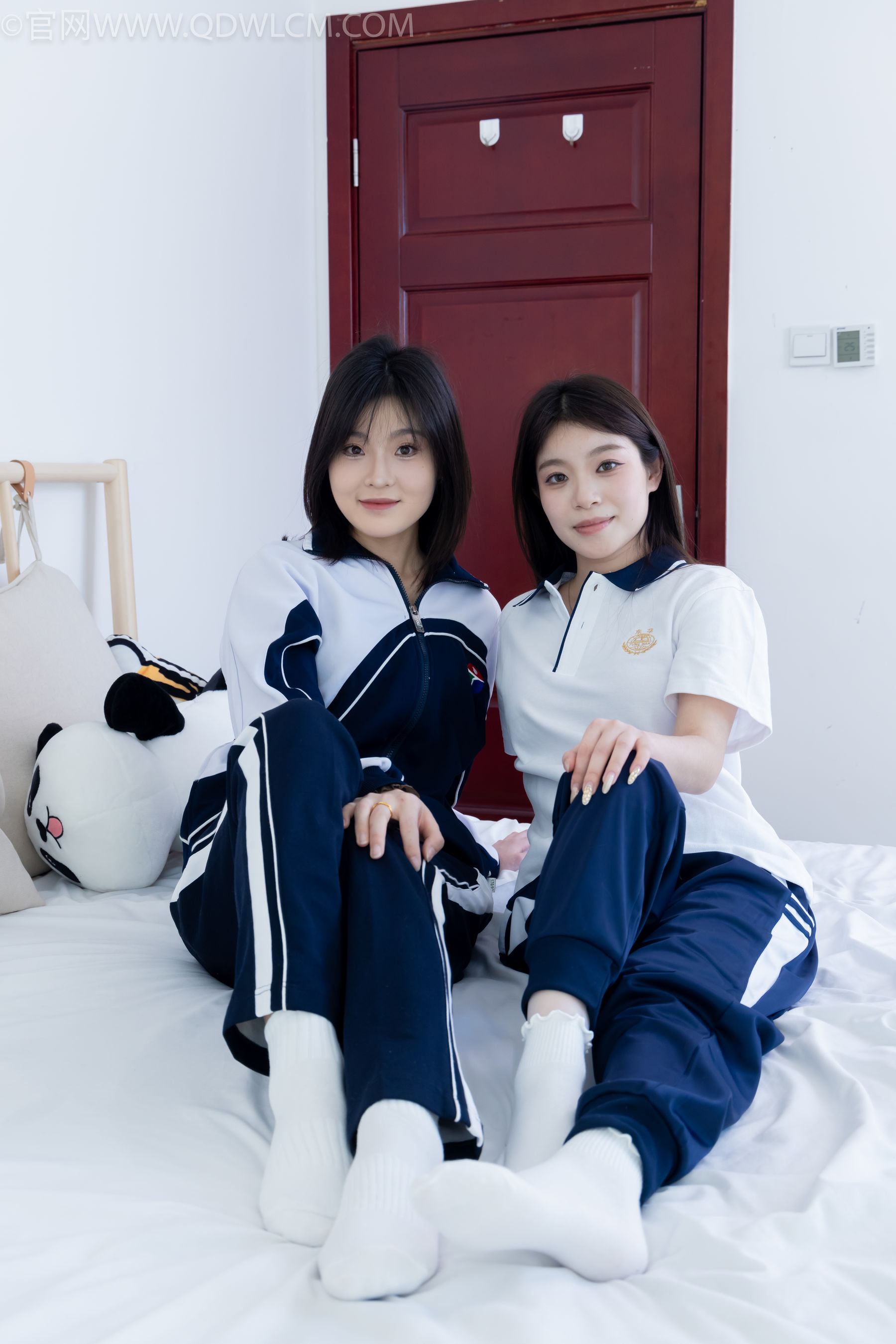 物恋传媒 No.2322 闪闪&青柠 - 帆布鞋、白棉袜、青柠薄肉丝、闪闪薄白丝