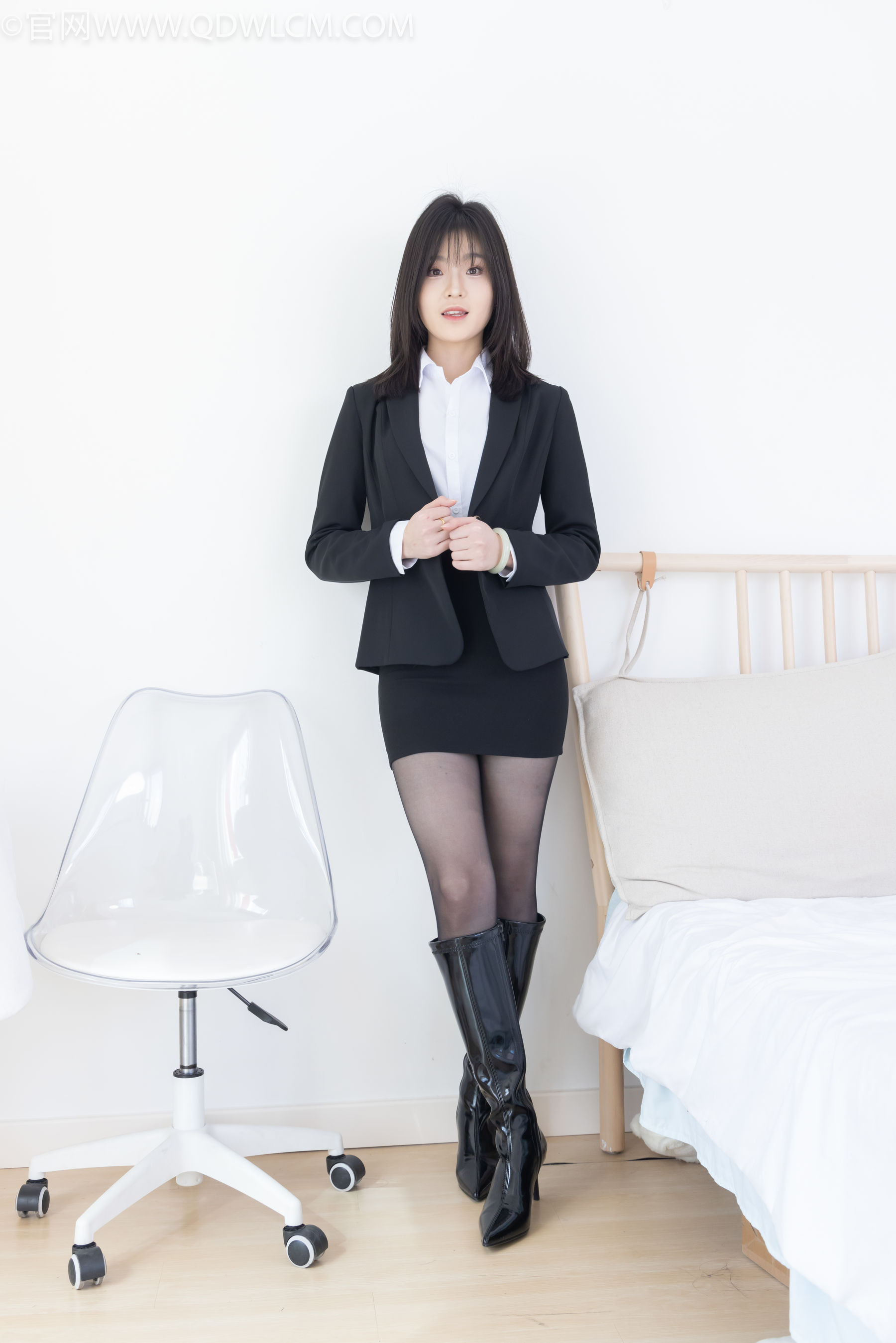 物恋传媒 No.2306 青柠 - 高跟长靴、薄黑丝、ol制服