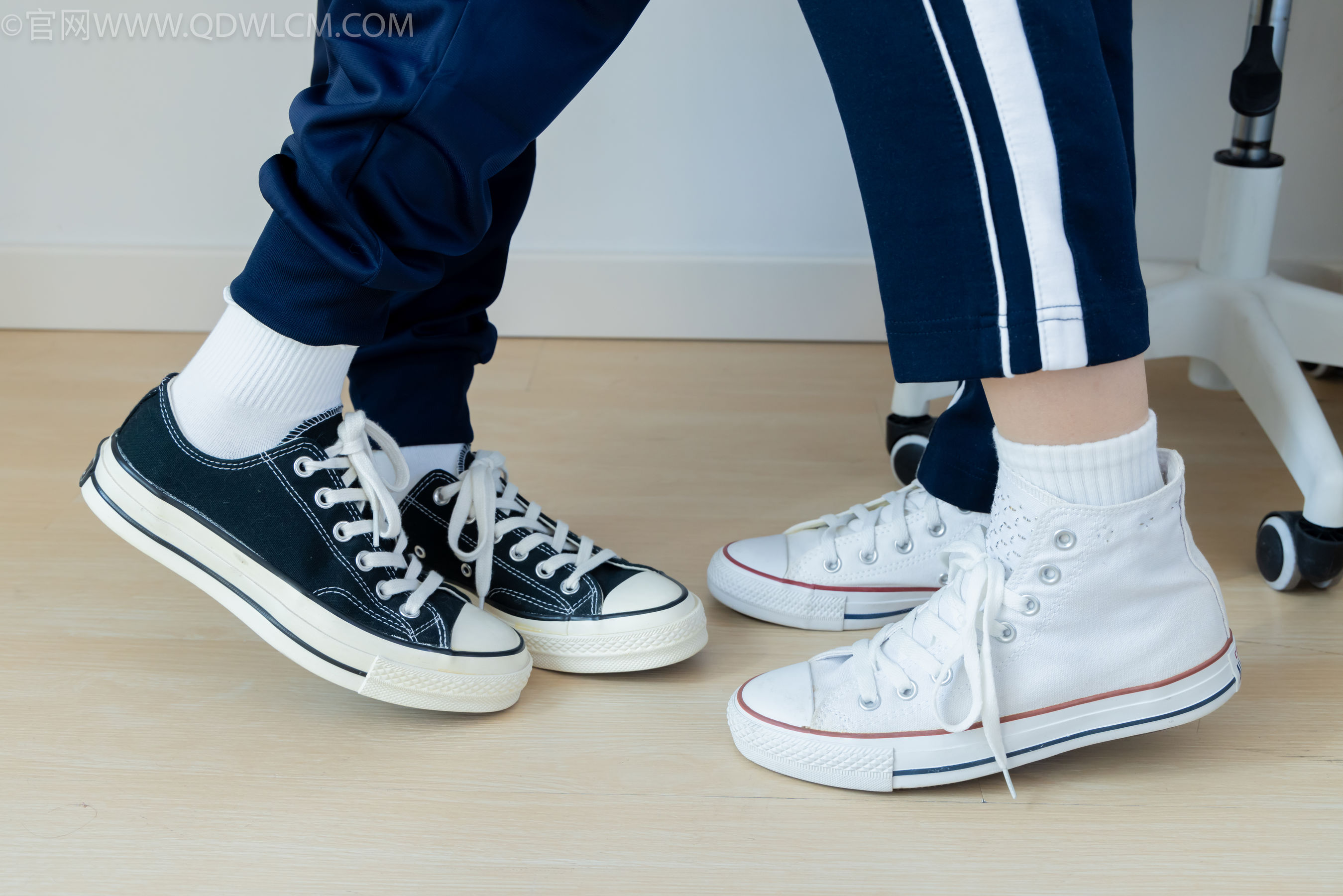 物恋传媒 No.2322 闪闪&青柠 - 帆布鞋、白棉袜、青柠薄肉丝、闪闪薄白丝