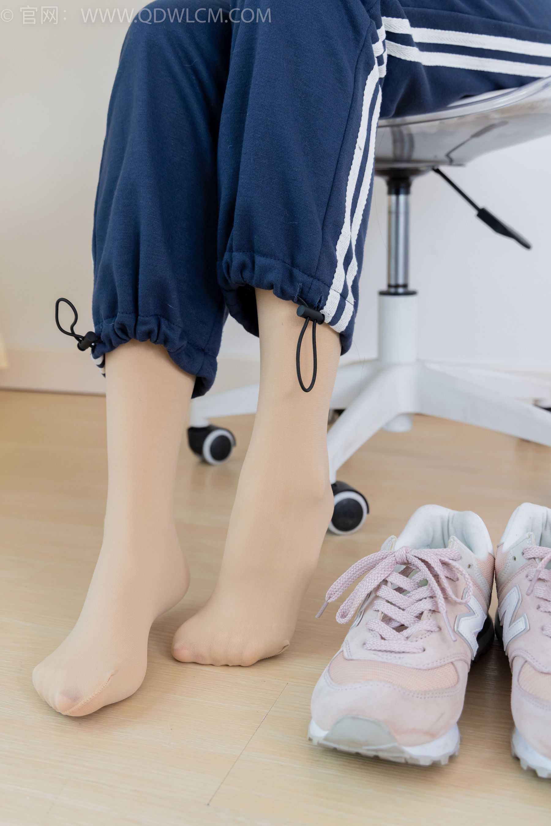 物恋传媒 No.2314 恬恬 - 运动鞋、厚肉丝、校服裤里丝