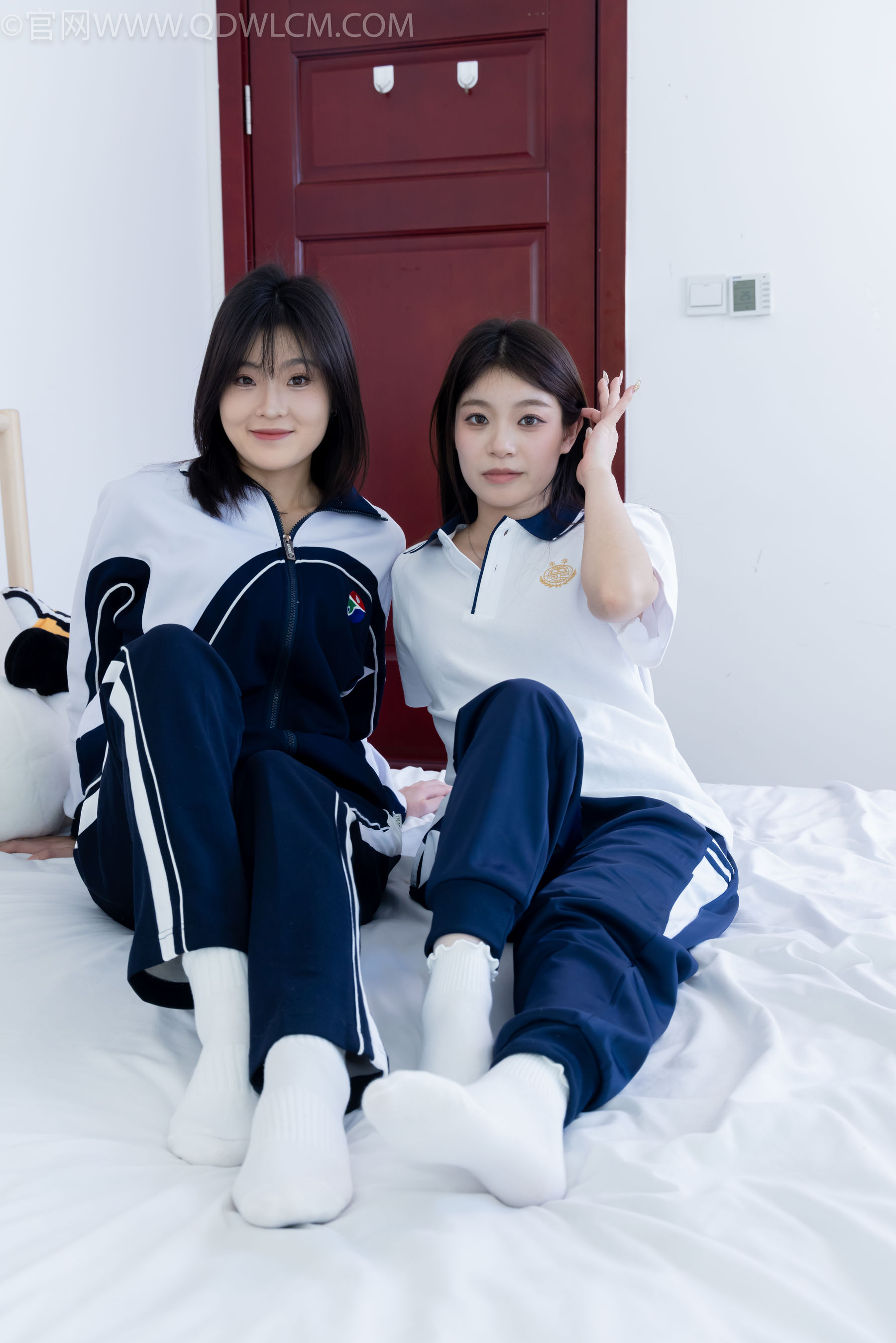 物恋传媒 No.2322 闪闪&青柠 - 帆布鞋、白棉袜、青柠薄肉丝、闪闪薄白丝