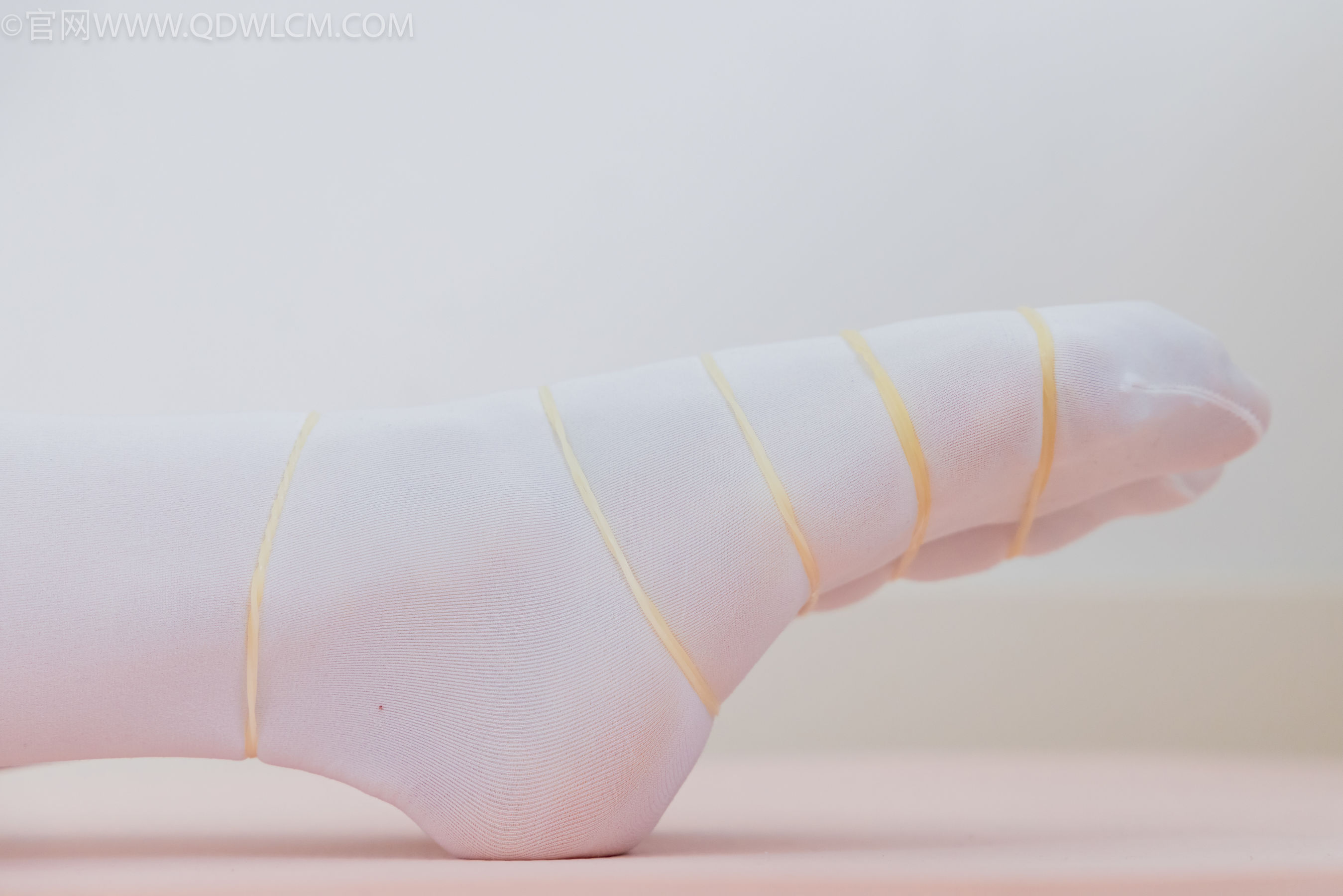 物恋传媒 No.2307 泡泡 - 芭蕾鞋、厚白丝、芭蕾动作、皮筋绑脚剧情