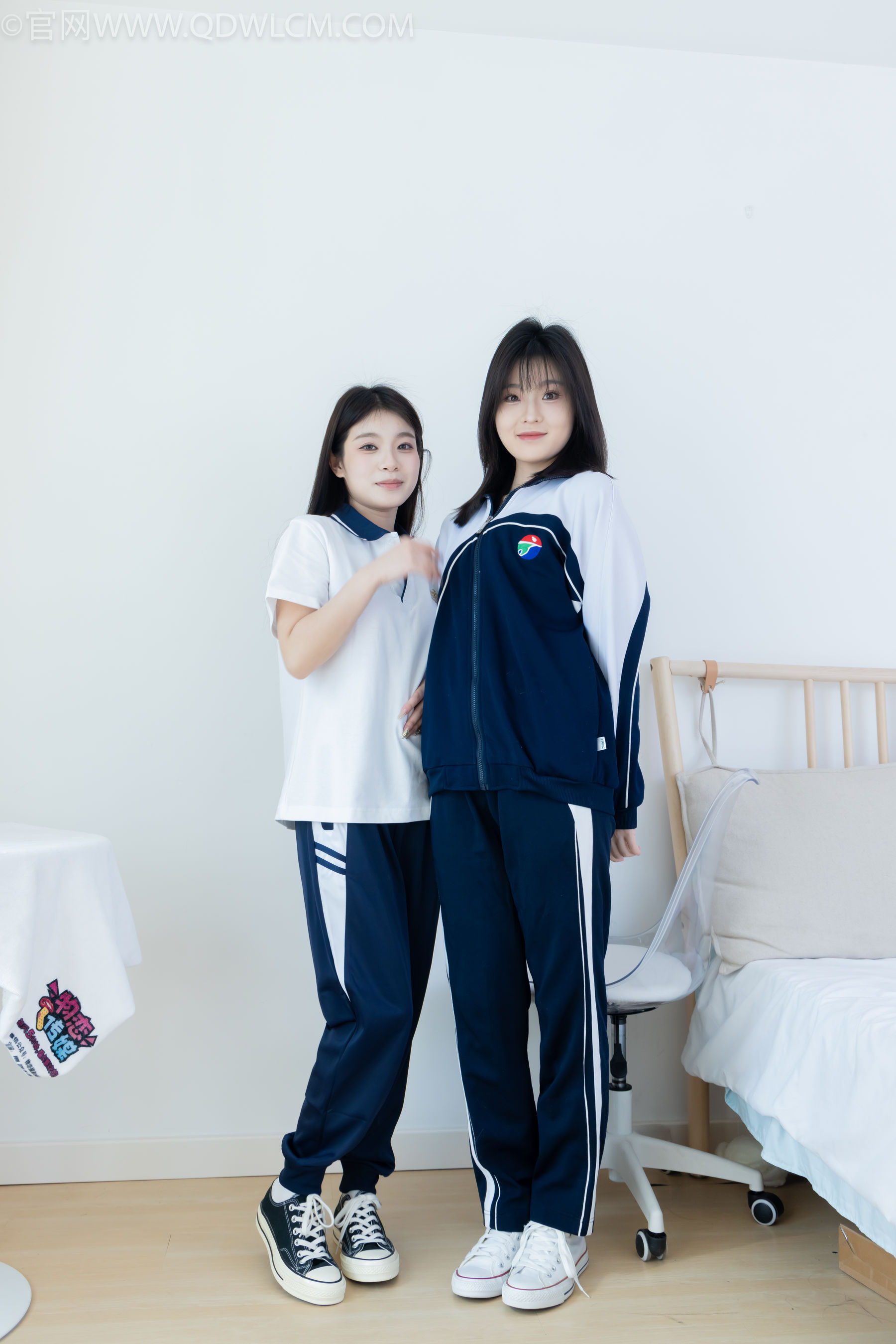 物恋传媒 No.2322 闪闪&青柠 - 帆布鞋、白棉袜、青柠薄肉丝、闪闪薄白丝