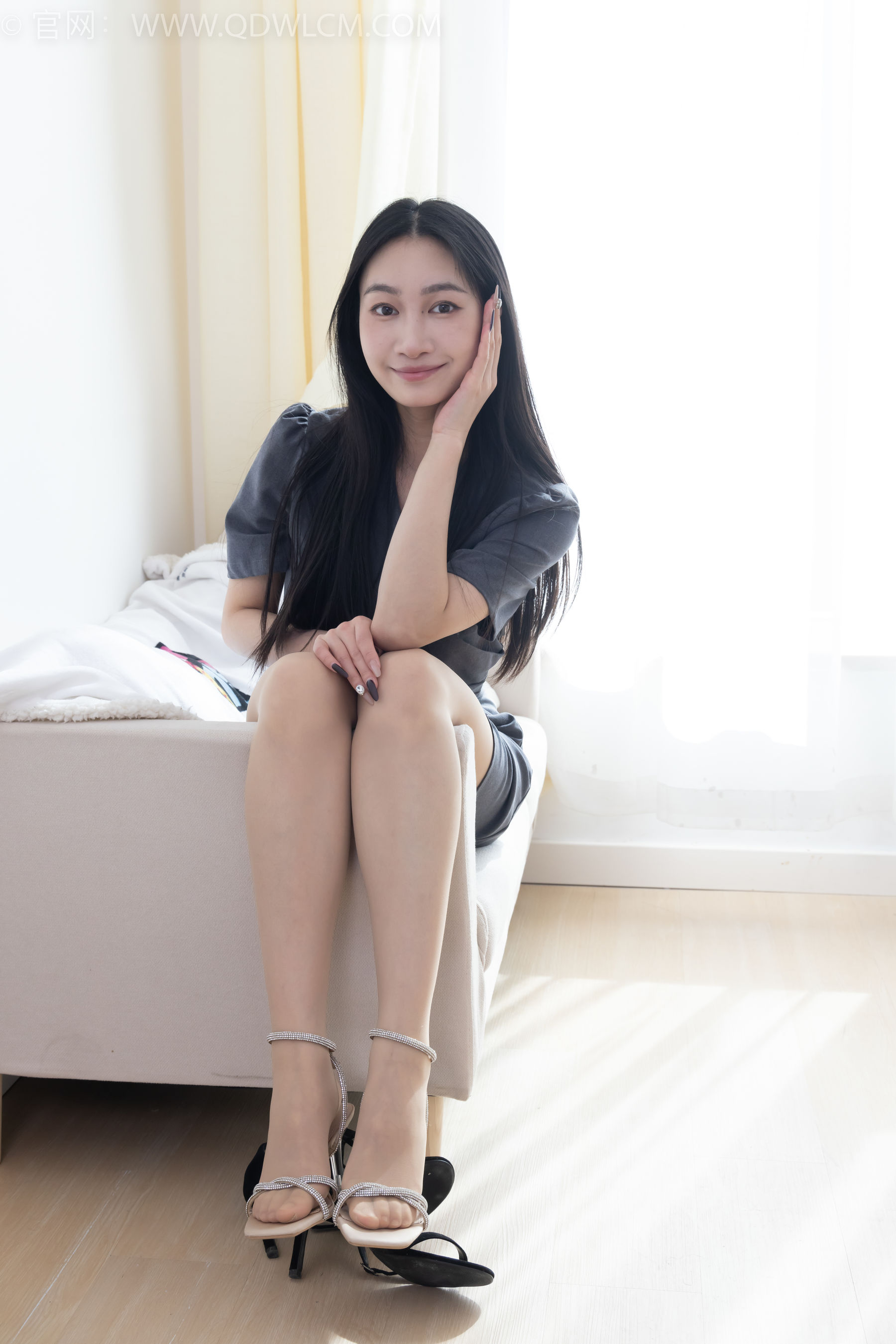 物恋传媒 No.2316 小影 - 三双高跟鞋、薄肉丝、裸足