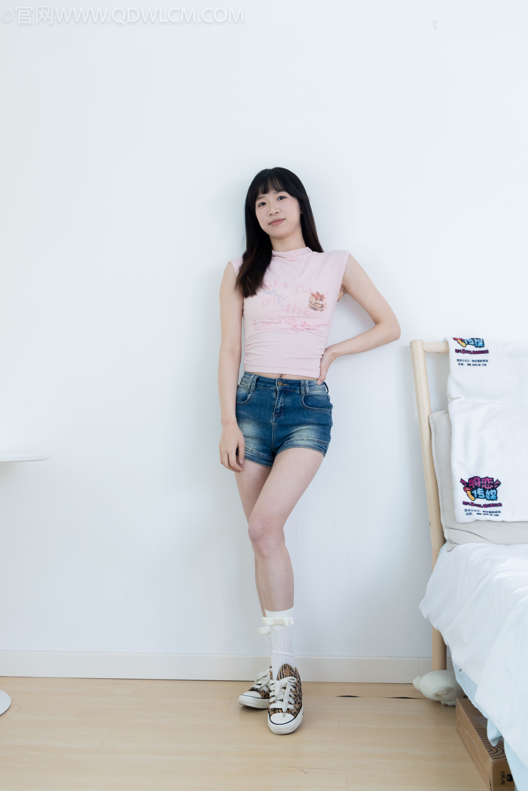 物恋传媒 No.2319 小左 - 帆布鞋、白棉袜、裸足