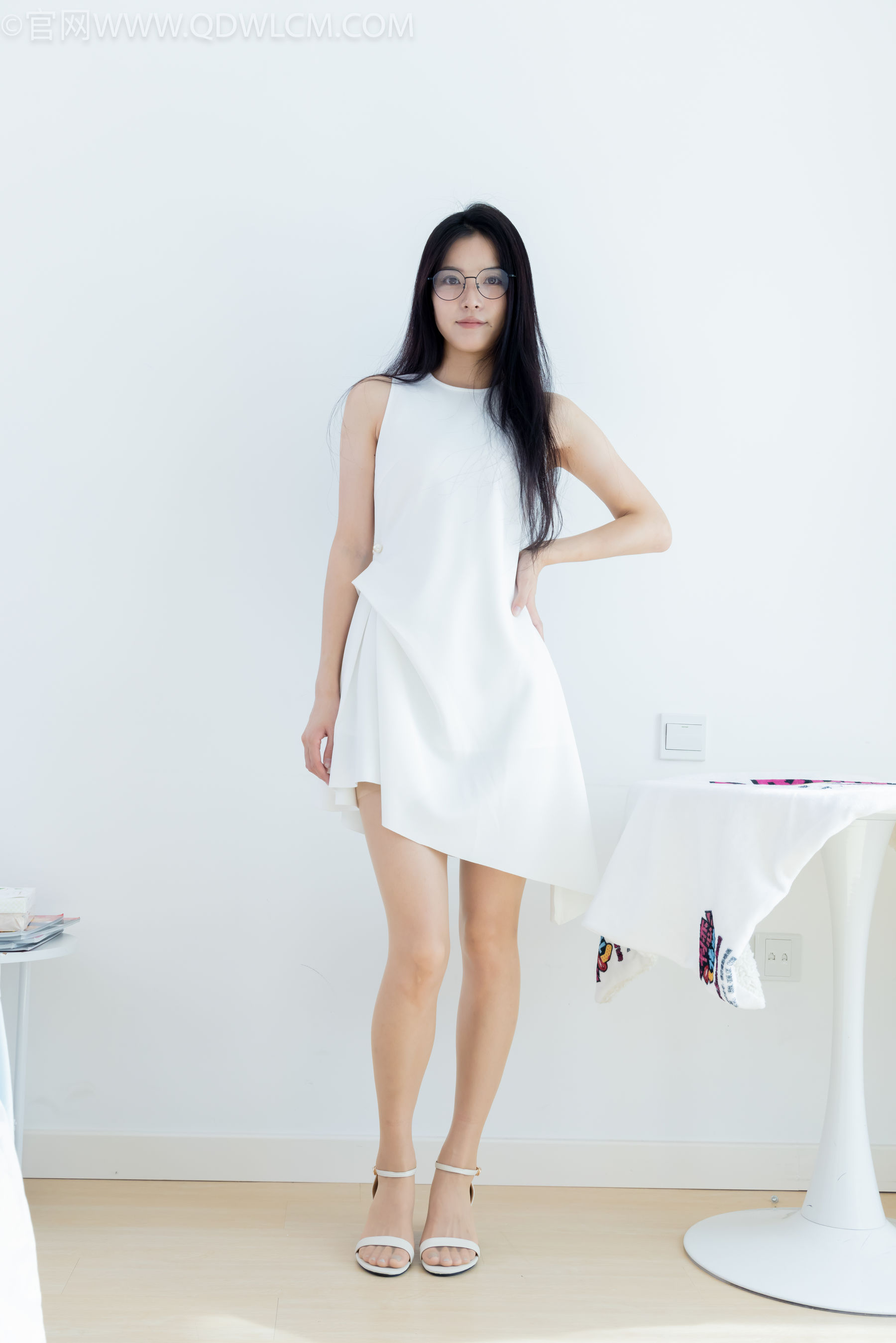 物恋传媒 No.2320 茯苓 - 凉鞋、薄肉丝、裸足、皮筋绑脚以及挠脚心剧情