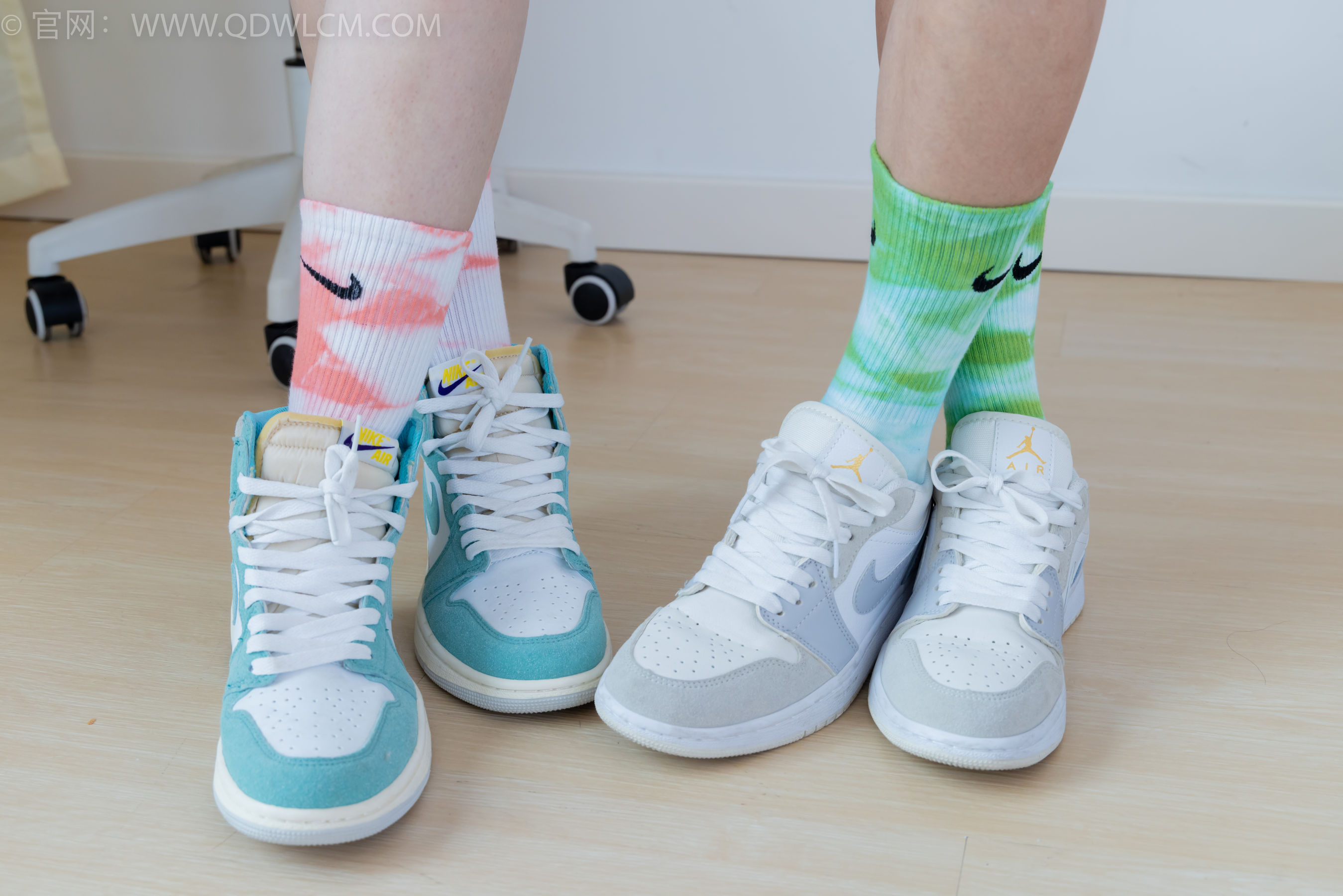 物恋传媒 No.2345 茯苓&恬恬 - 两双板鞋、红棉袜、绿棉袜、裸足