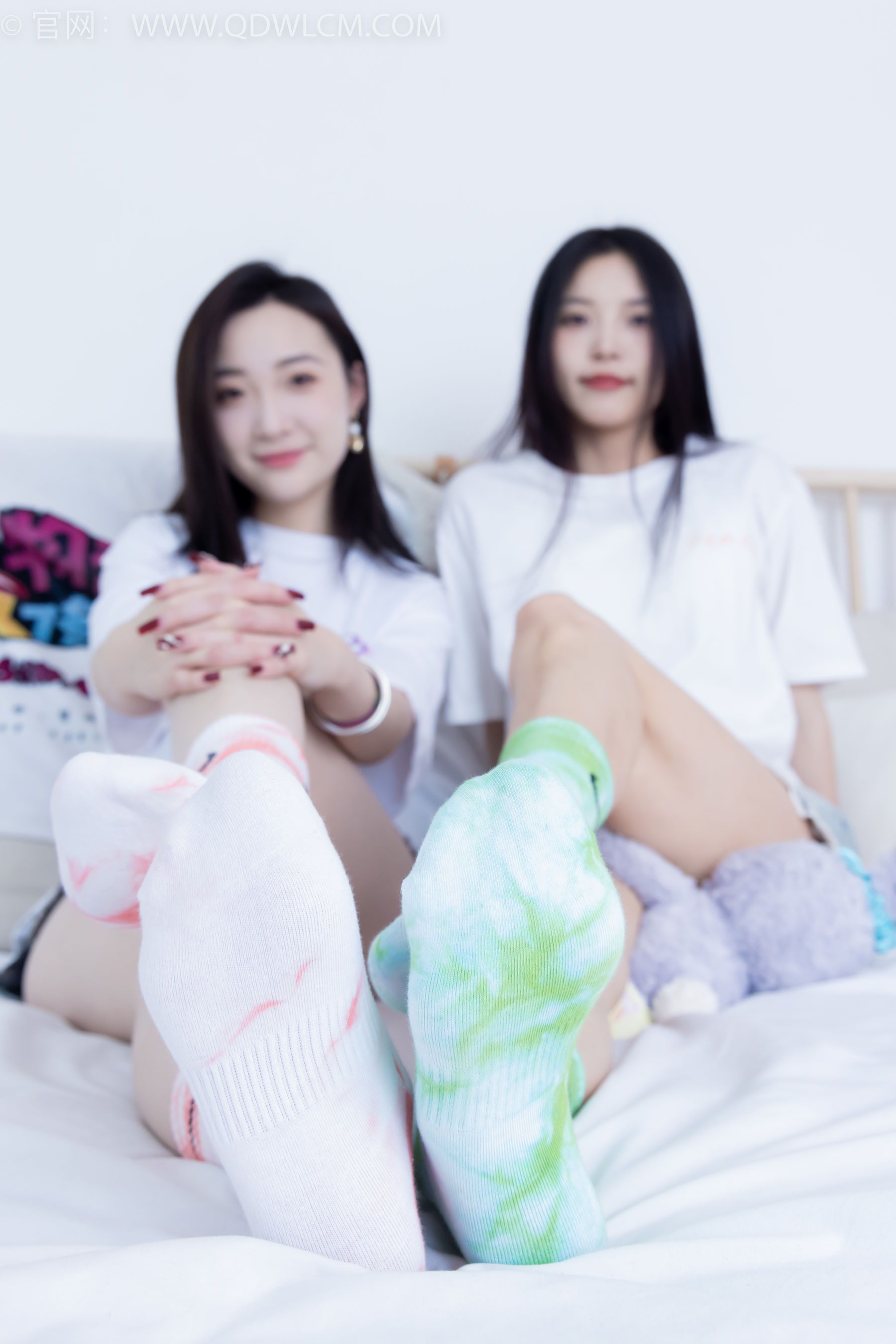 物恋传媒 No.2345 茯苓&恬恬 - 两双板鞋、红棉袜、绿棉袜、裸足