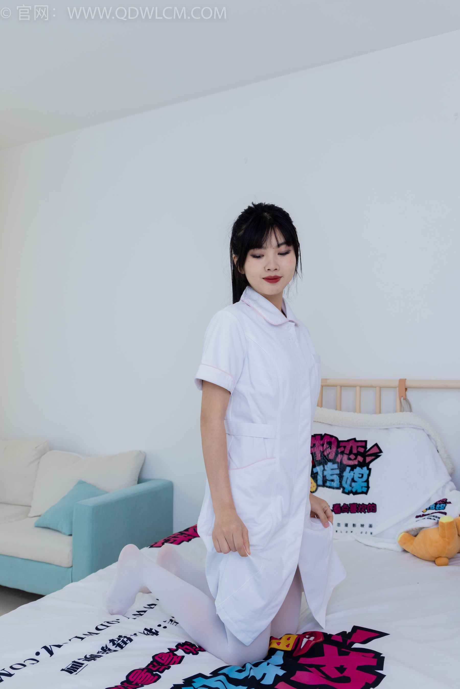 物恋传媒 No.2347 米米 - 板鞋、自然穿脏厚白丝、护士服