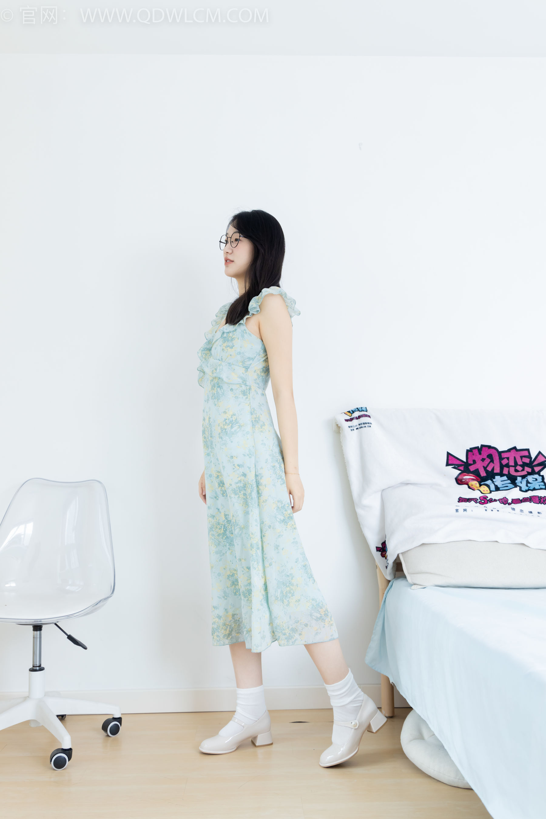 物恋传媒 No.2350 小椿 - 高跟鞋、白棉袜、裸足