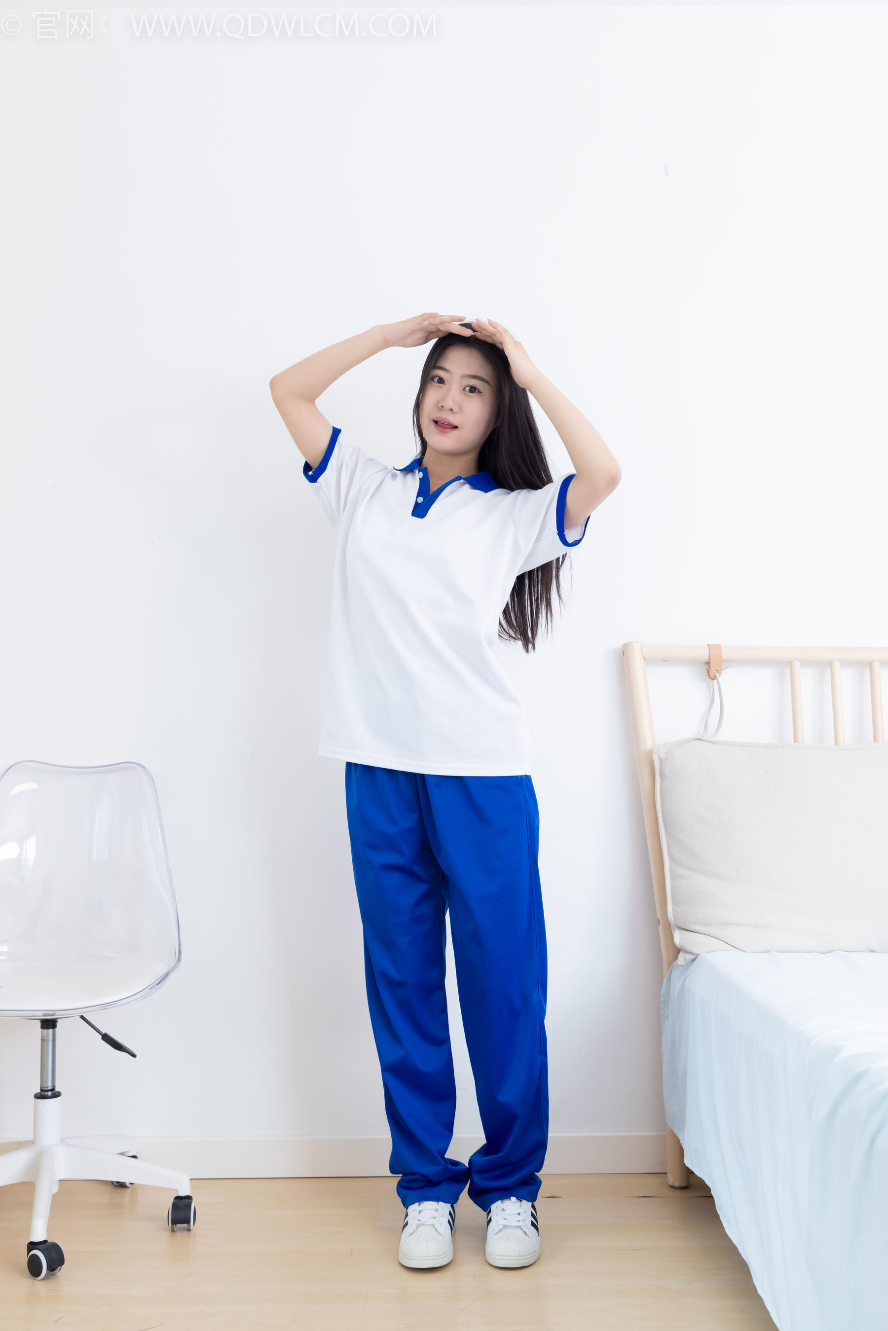 物恋传媒 No.2368 芋头 - 板鞋、白棉袜、裸足